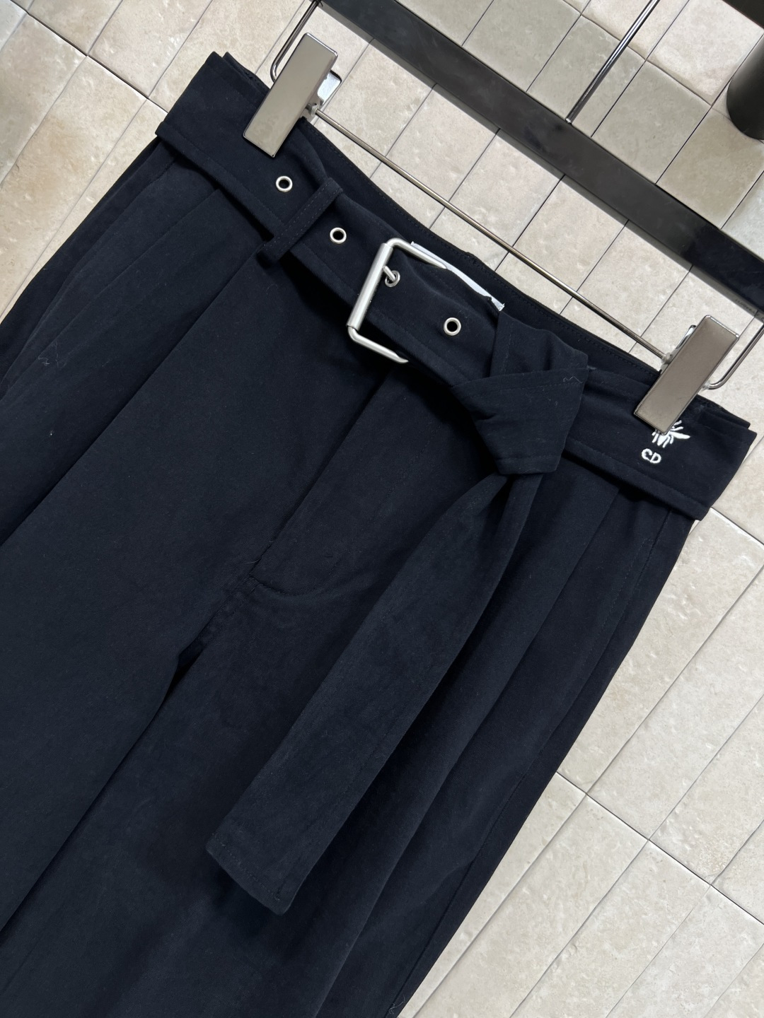 D家 25秋冬新款 腰带装饰高腰阔腿长裤 妥妥的大长腿视觉 高腰阔腿裤型 裤角可卷起来穿搭 本布系带收腰