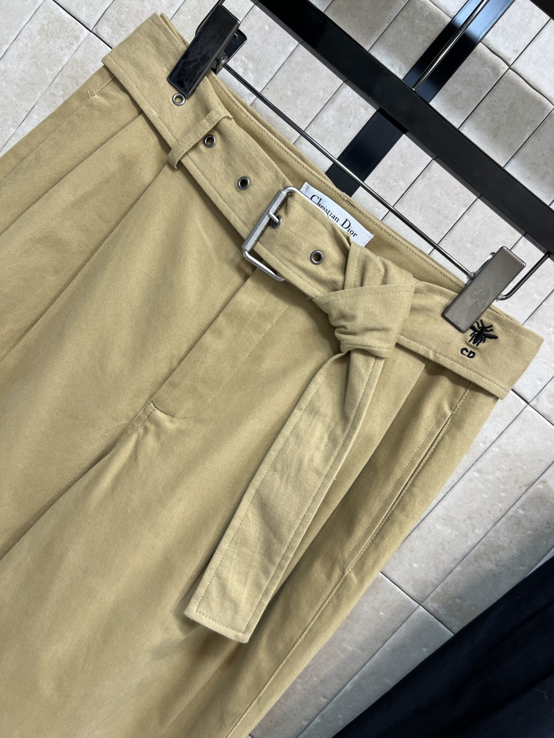 D家 25秋冬新款 腰带装饰高腰阔腿长裤 妥妥的大长腿视觉 高腰阔腿裤型 裤角可卷起来穿搭 本布系带收腰