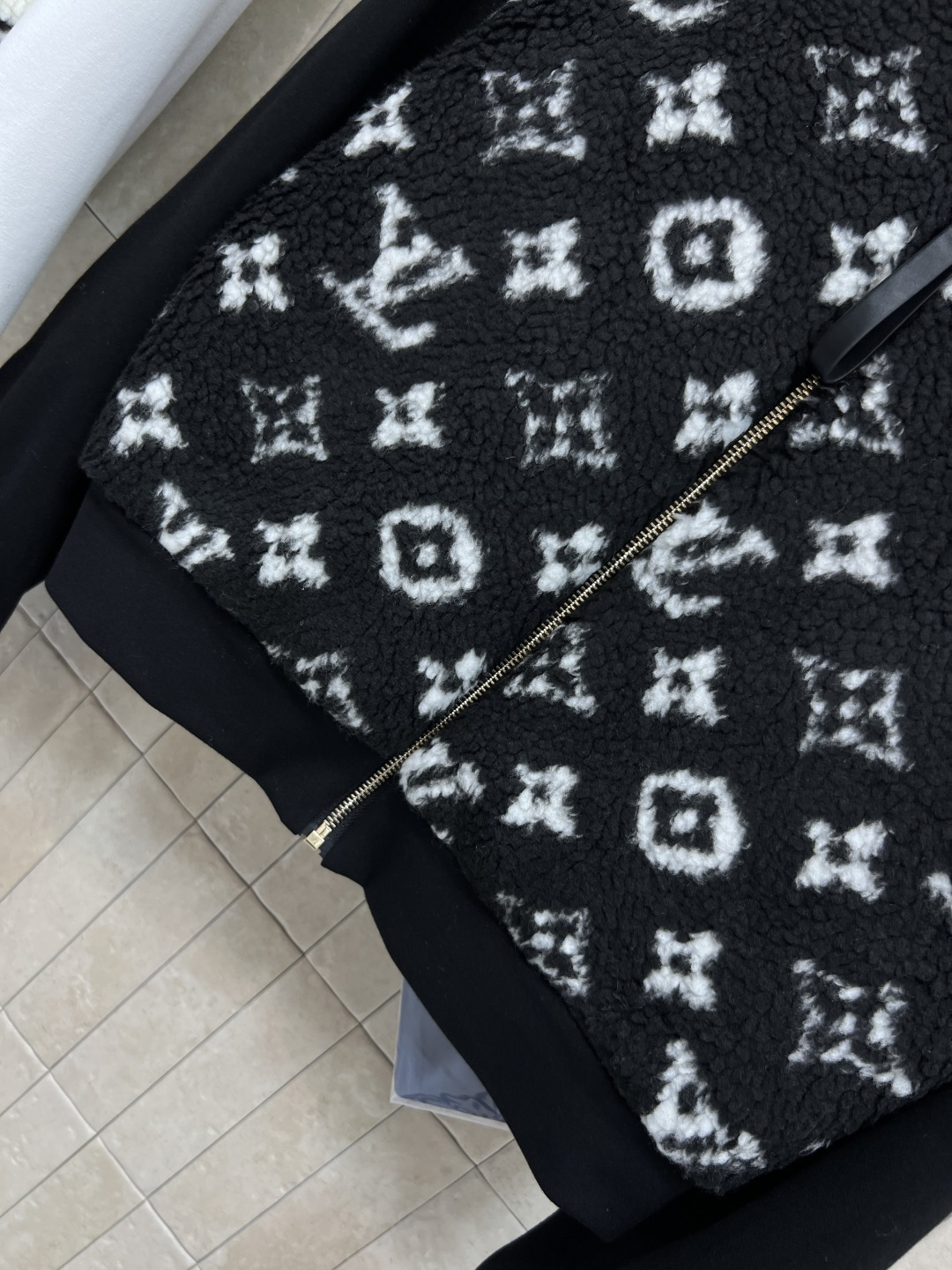 L家 25秋冬新款 老花羊羔毛拼接夹克外套 自带秋冬气氛 帅气时髦廓形随意搭配就能刷爆回头率 短款设计 