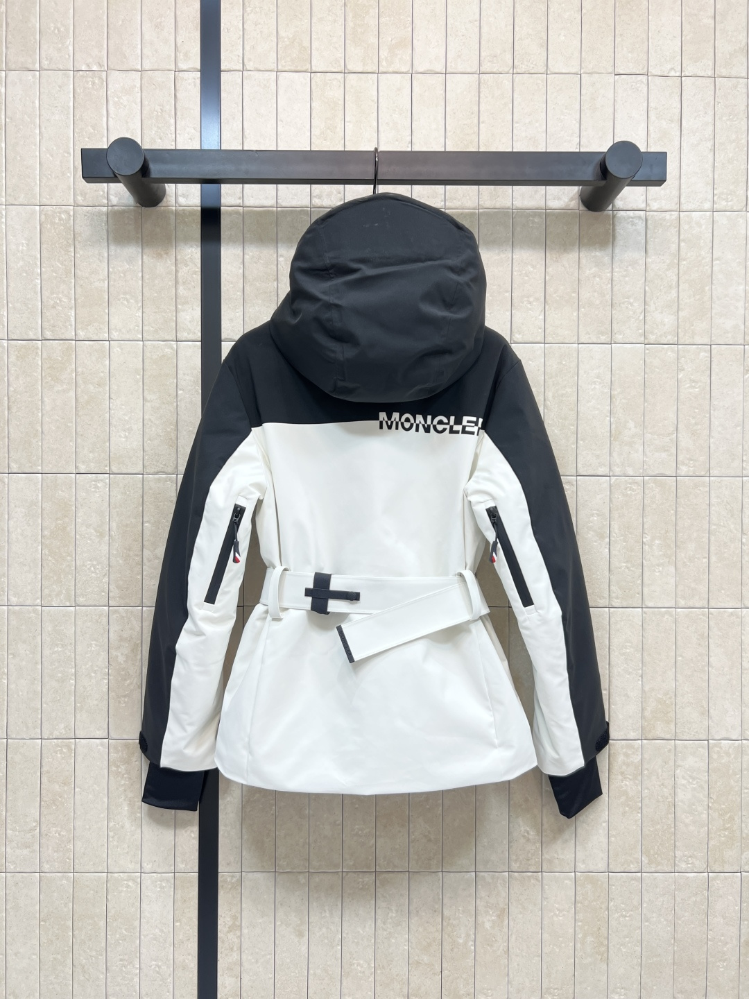 M家 25秋冬新款 户外滑雪羽绒服 连帽立领派克收腰版型 上身显瘦又保暖 内里腰扣带收腰细节 足够冬天的