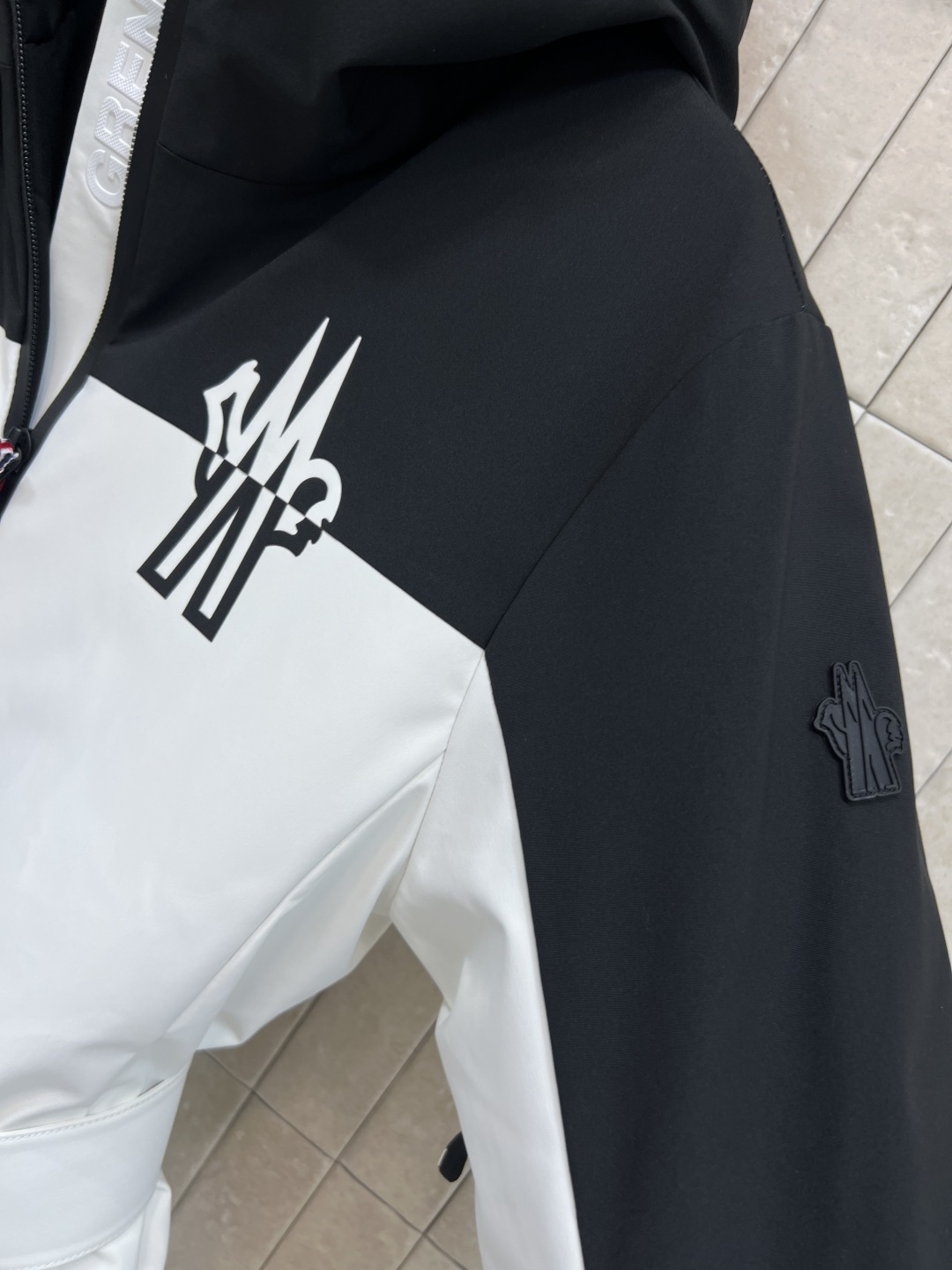 M家 25秋冬新款 户外滑雪羽绒服 连帽立领派克收腰版型 上身显瘦又保暖 内里腰扣带收腰细节 足够冬天的