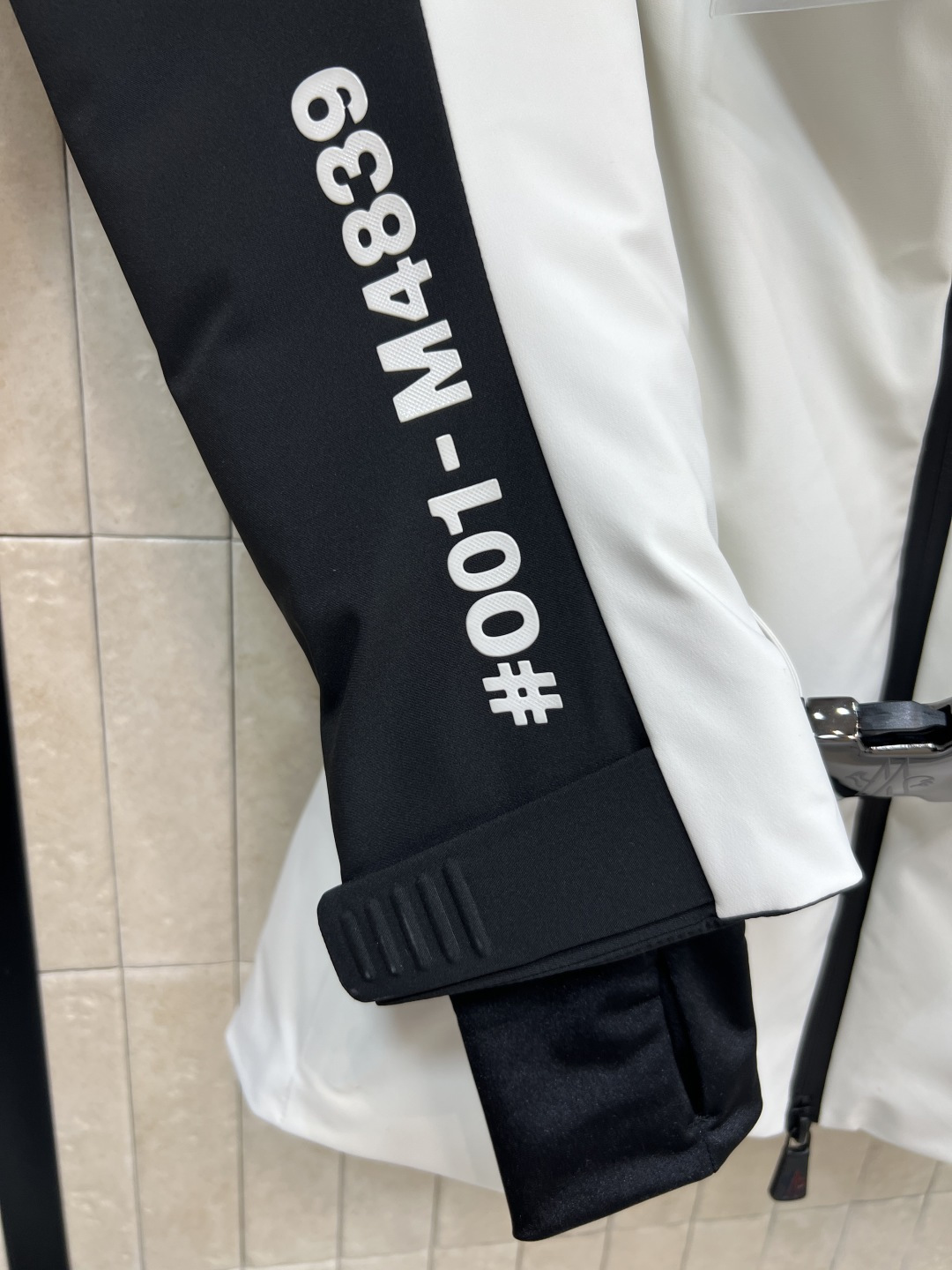 M家 25秋冬新款 户外滑雪羽绒服 连帽立领派克收腰版型 上身显瘦又保暖 内里腰扣带收腰细节 足够冬天的