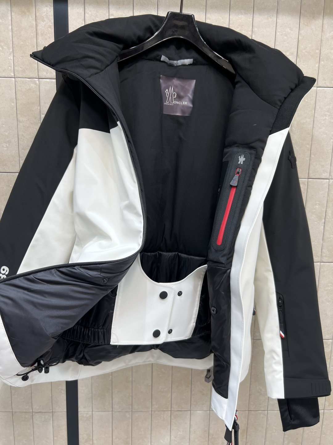 M家 25秋冬新款 户外滑雪羽绒服 连帽立领派克收腰版型 上身显瘦又保暖 内里腰扣带收腰细节 足够冬天的