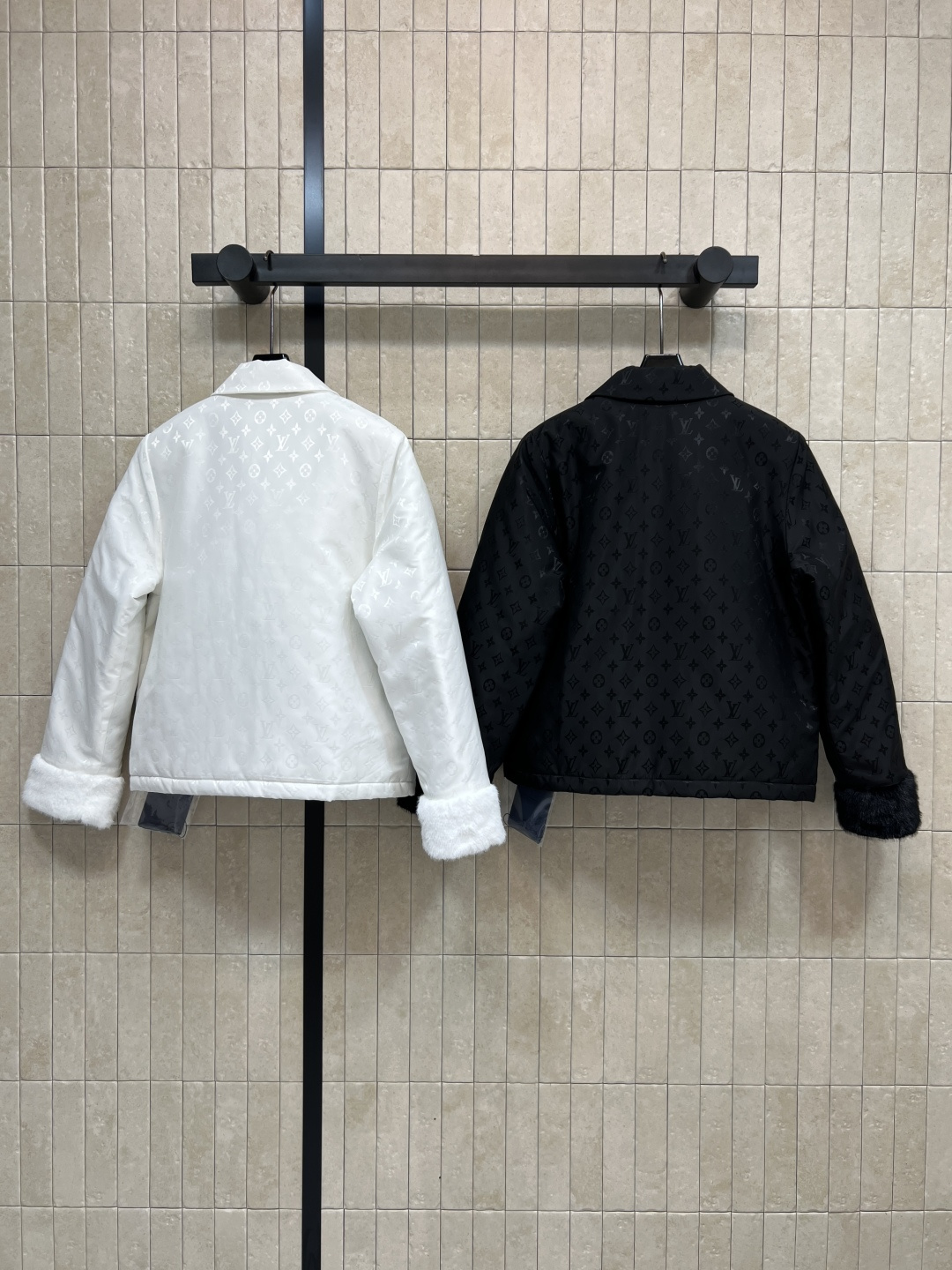 L家 25秋冬新款 老花翻领棉服 拼接毛毛衣袖配有logo五金搭扣装饰点缀上 身酷帅有型 经典老花图案面