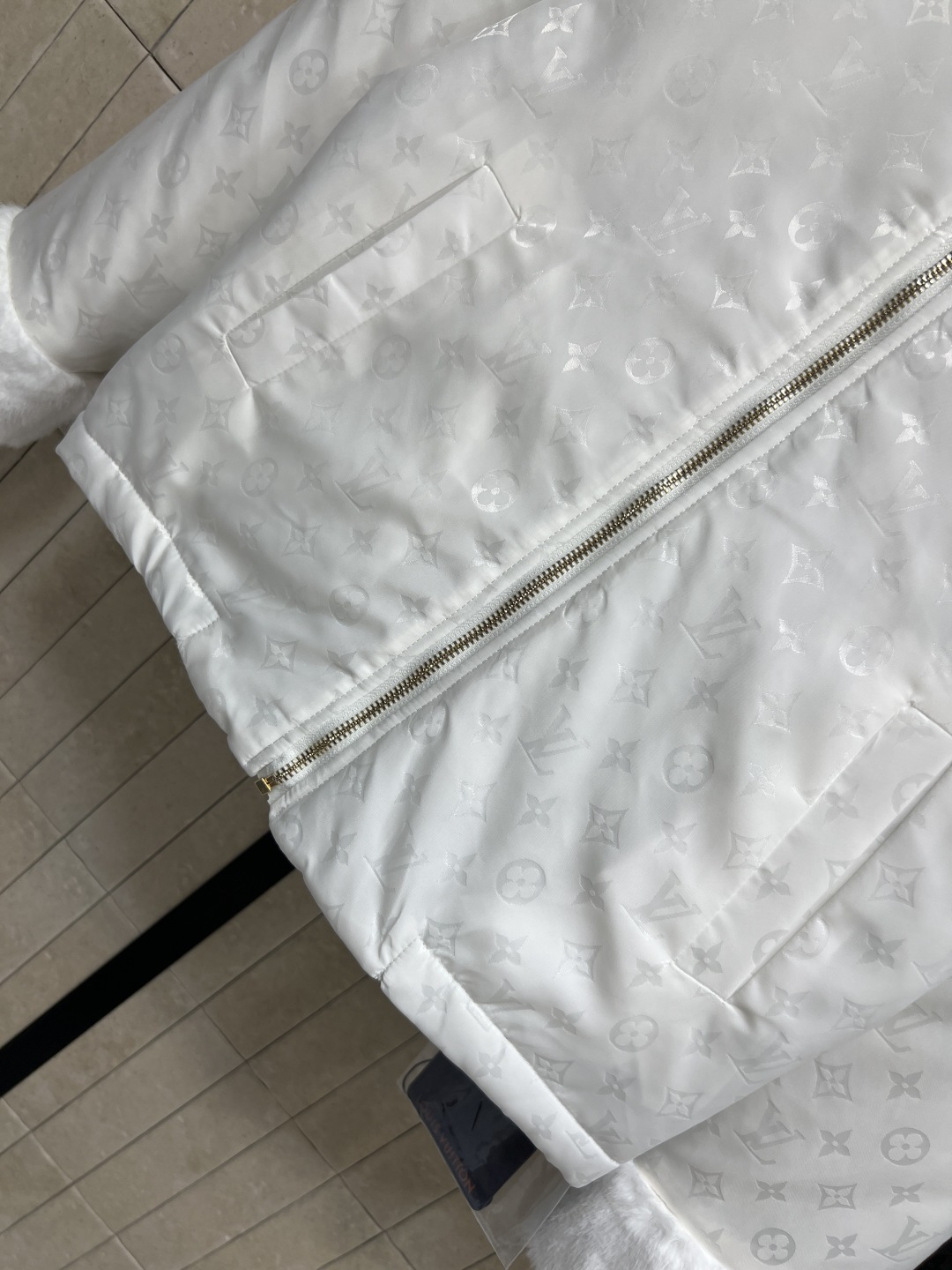 L家 25秋冬新款 老花翻领棉服 拼接毛毛衣袖配有logo五金搭扣装饰点缀上 身酷帅有型 经典老花图案面