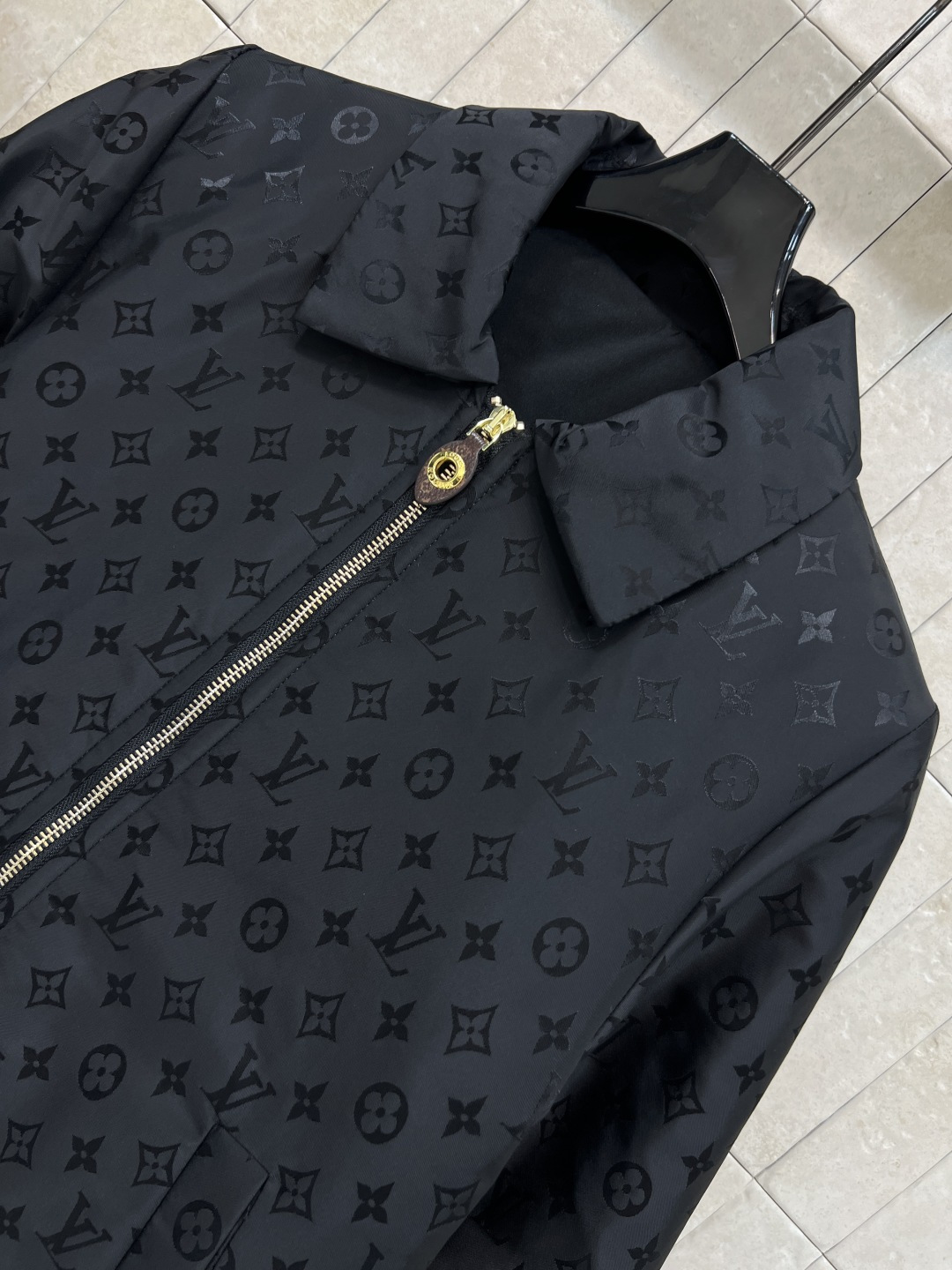 L家 25秋冬新款 老花翻领棉服 拼接毛毛衣袖配有logo五金搭扣装饰点缀上 身酷帅有型 经典老花图案面