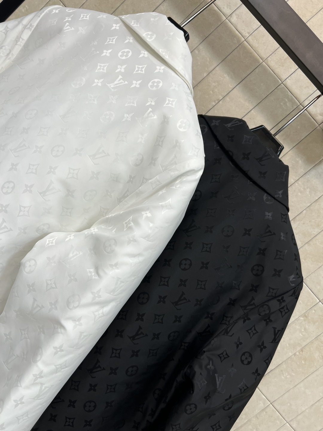 L家 25秋冬新款 老花翻领棉服 拼接毛毛衣袖配有logo五金搭扣装饰点缀上 身酷帅有型 经典老花图案面