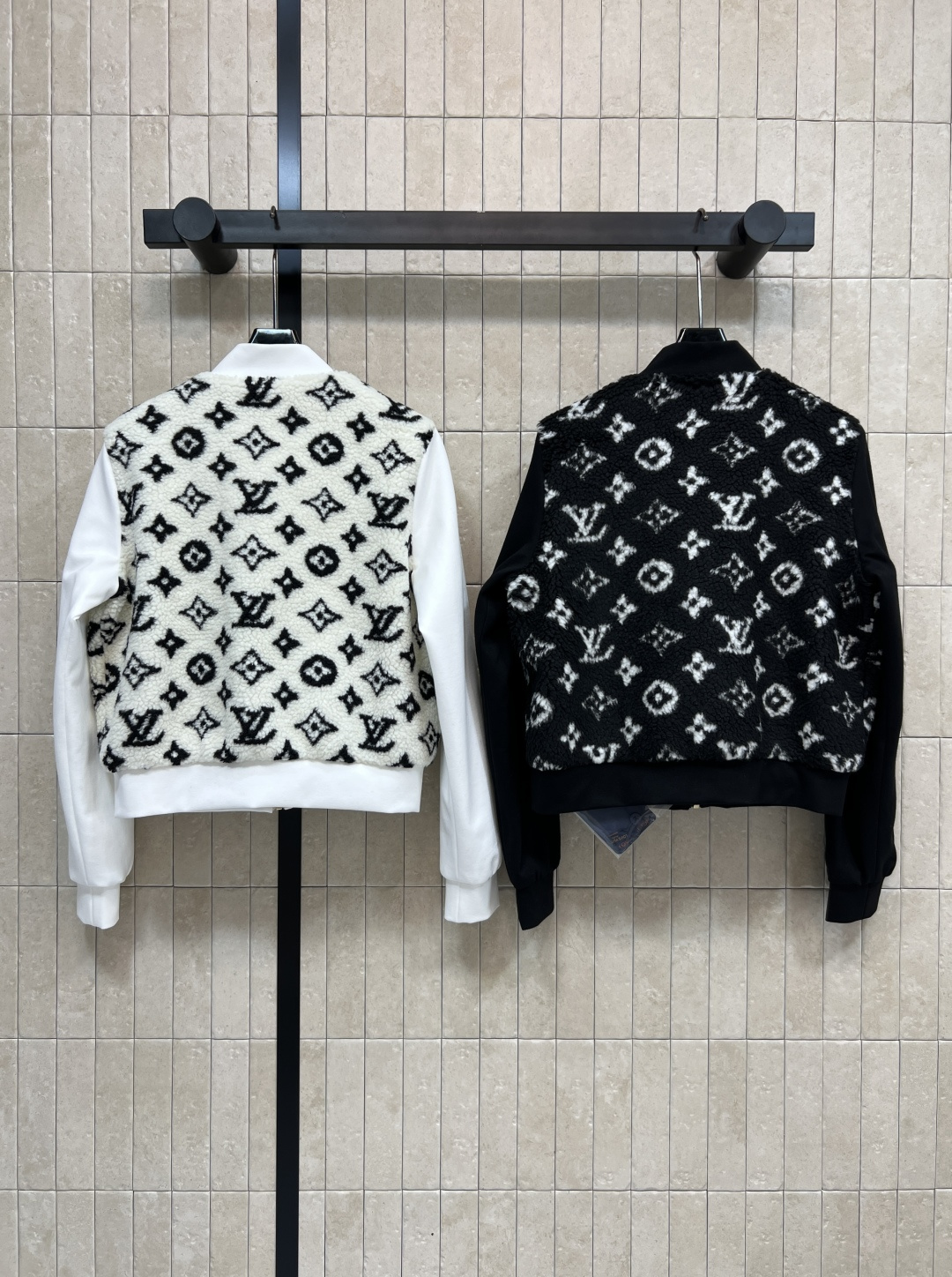 L家 25秋冬新款 老花羊羔毛拼接夹克外套 自带秋冬气氛 帅气时髦廓形随意搭配就能刷爆回头率 短款设计 