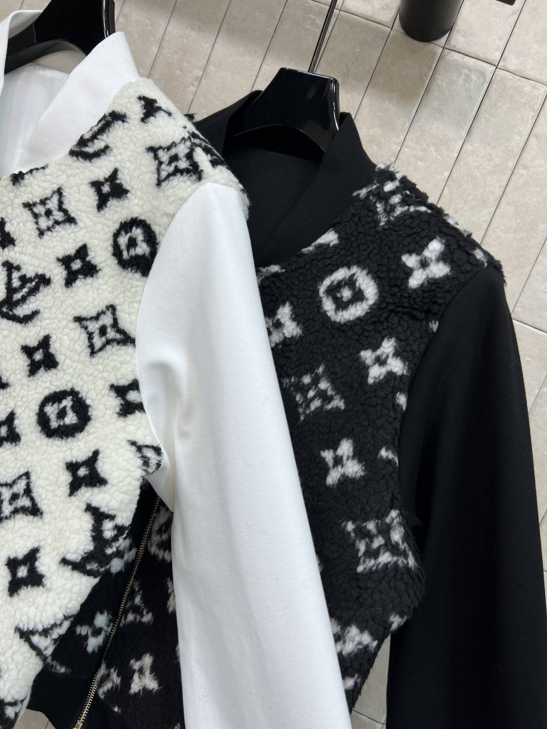 L家 25秋冬新款 老花羊羔毛拼接夹克外套 自带秋冬气氛 帅气时髦廓形随意搭配就能刷爆回头率 短款设计 