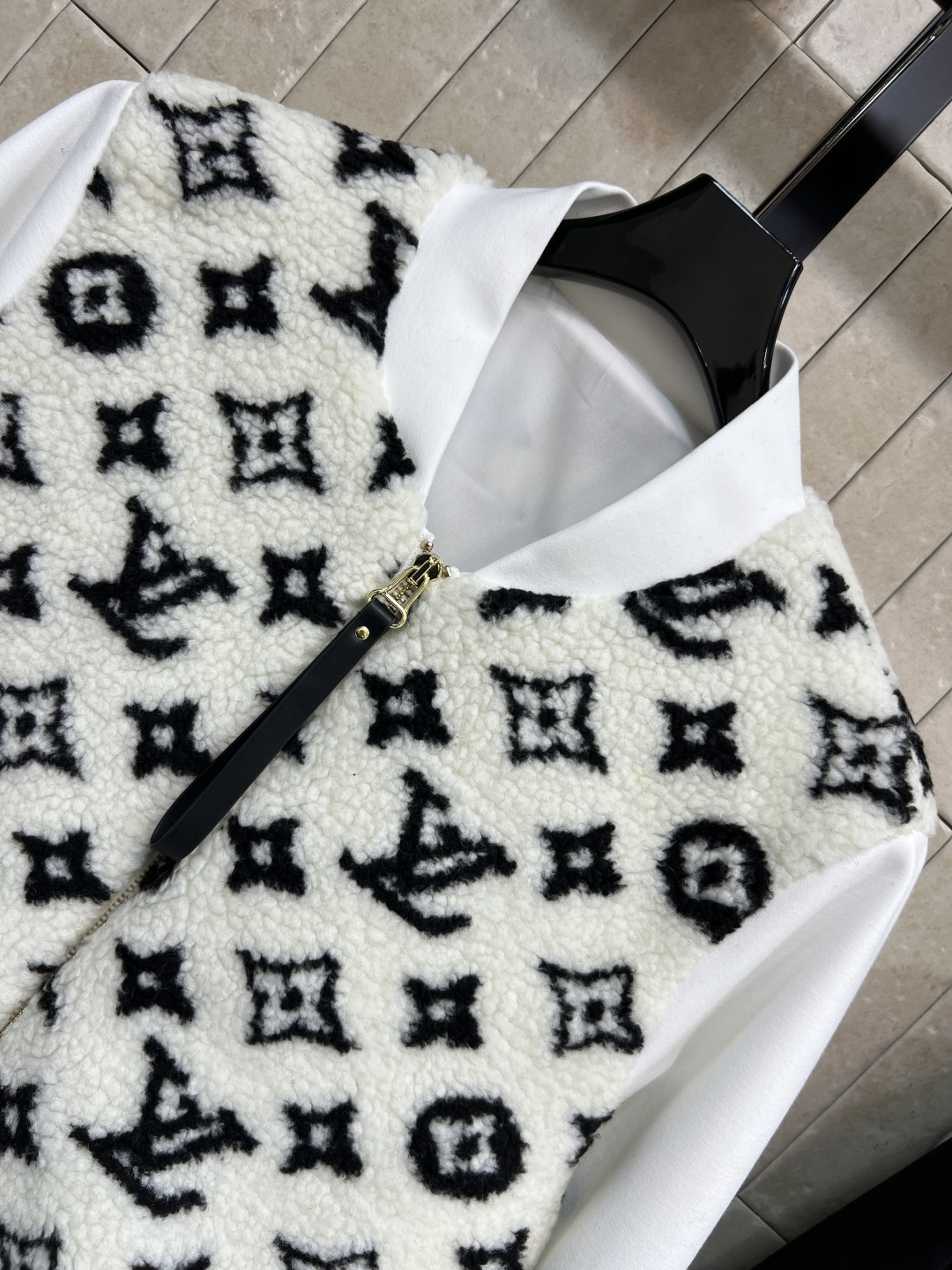 L家 25秋冬新款 老花羊羔毛拼接夹克外套 自带秋冬气氛 帅气时髦廓形随意搭配就能刷爆回头率 短款设计 