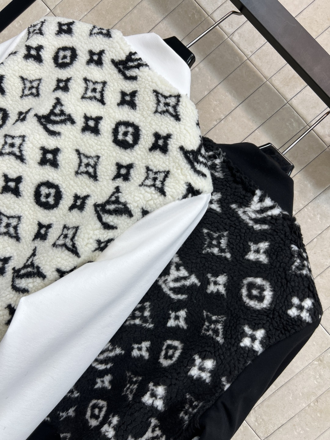 L家 25秋冬新款 老花羊羔毛拼接夹克外套 自带秋冬气氛 帅气时髦廓形随意搭配就能刷爆回头率 短款设计 