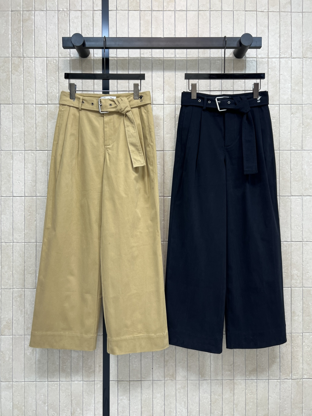 NO:544369,D Home 25 autumn and winter new style, belt decoration with high waist wide-leg trousers, a complete long-leg vision, high waist wide-leg trousers, the corners of the pants can be rolled up and worn, this cloth tie is waist-hugging, the upper body is really amazing, classic bee embroidered logo embellishment, classic and fashionable and elegant, two colors and three codes, Size/S-M-L,,dior,alexander wang19860909D家 25秋冬新款 腰带装饰高腰阔腿长裤 妥妥的大长腿视觉 高腰阔腿裤型 裤角可卷起来穿搭 本布系带收腰 上身真的很绝 经典小蜜蜂刺绣logo点缀 经典又时尚优雅 两色三码 Size/S-M-L,,dior,alexander wang,Women's clothing