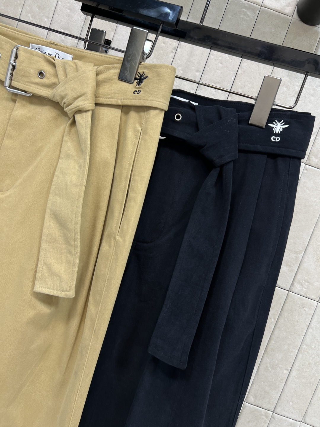 D家 25秋冬新款 腰带装饰高腰阔腿长裤 妥妥的大长腿视觉 高腰阔腿裤型 裤角可卷起来穿搭 本布系带收腰