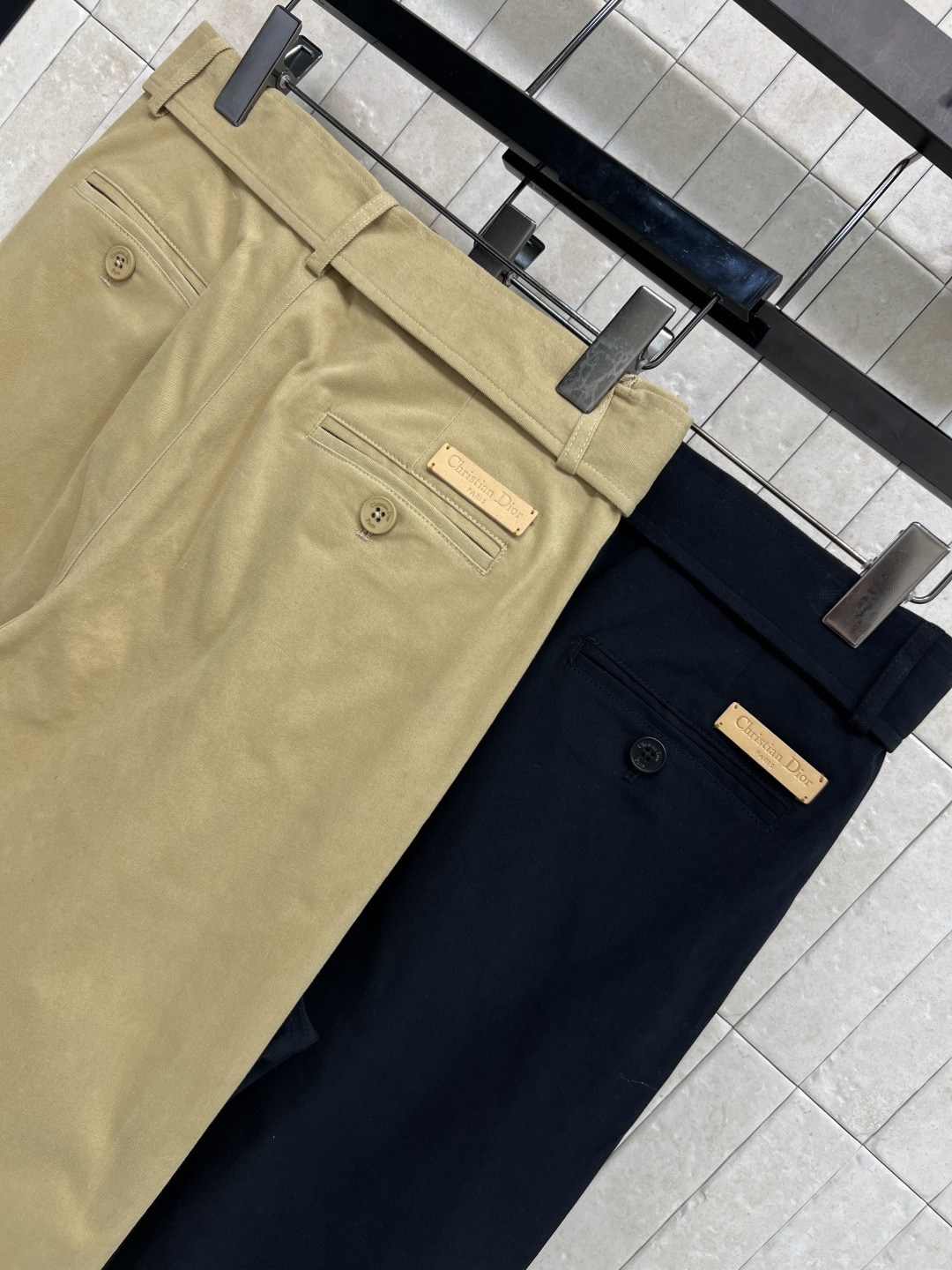 D家 25秋冬新款 腰带装饰高腰阔腿长裤 妥妥的大长腿视觉 高腰阔腿裤型 裤角可卷起来穿搭 本布系带收腰