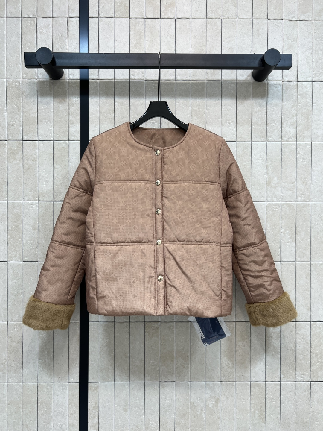 NO:545337,L Home 25 autumn and winter new style, presbyterian round-neck cotton clothing, spliced ​​sweater sleeves with logo hardware buckle decoration, cool and stylish, classic presbyterian pattern fabric makes the clothes more design-oriented, highlighting the brand charm, short loose style, warm and comfortable, light and heavy upper body, three-code Size/S-M-L,,louis vuitton,sweaters,alexander wang19860909L家 25秋冬新款 老花圆领棉服 拼接毛毛衣袖配有logo五金搭扣装饰点缀上 身酷帅有型 经典老花图案面料使衣服更加有设计感 彰显品牌魅力 短款宽松版型 保暖又舒适 上身轻盈没有厚重感 一色三码Size/S-M-L,,louis vuitton,sweaters,alexander wang,Women's clothing