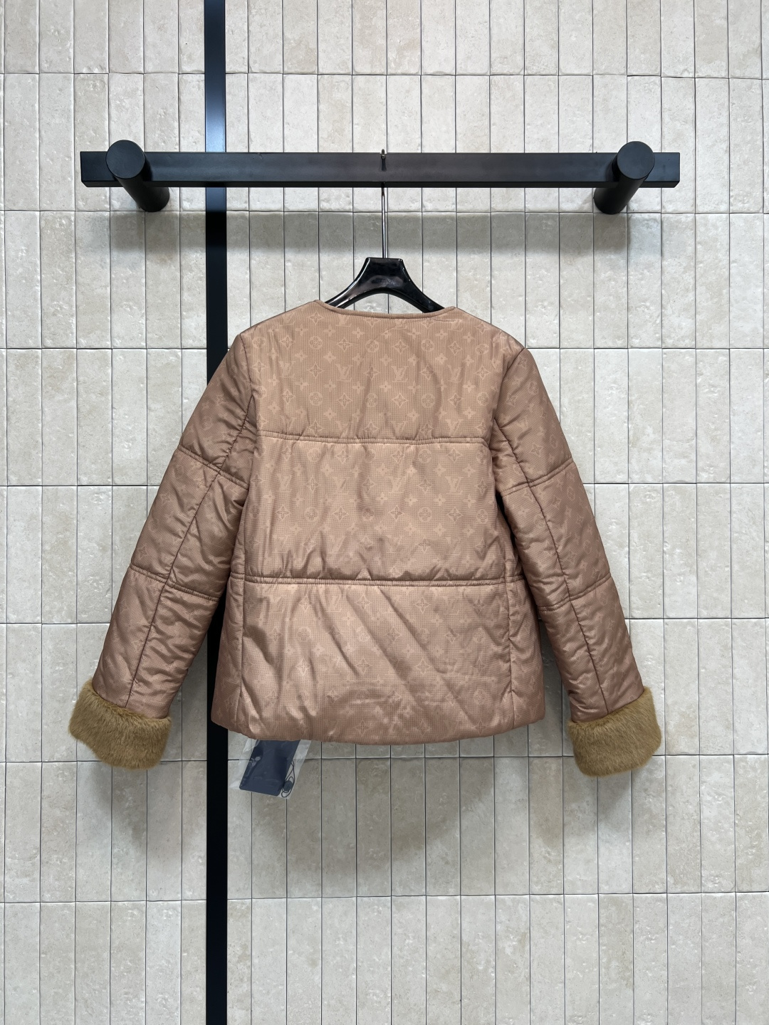 L家 25秋冬新款 老花圆领棉服 拼接毛毛衣袖配有logo五金搭扣装饰点缀上 身酷帅有型 经典老花图案面