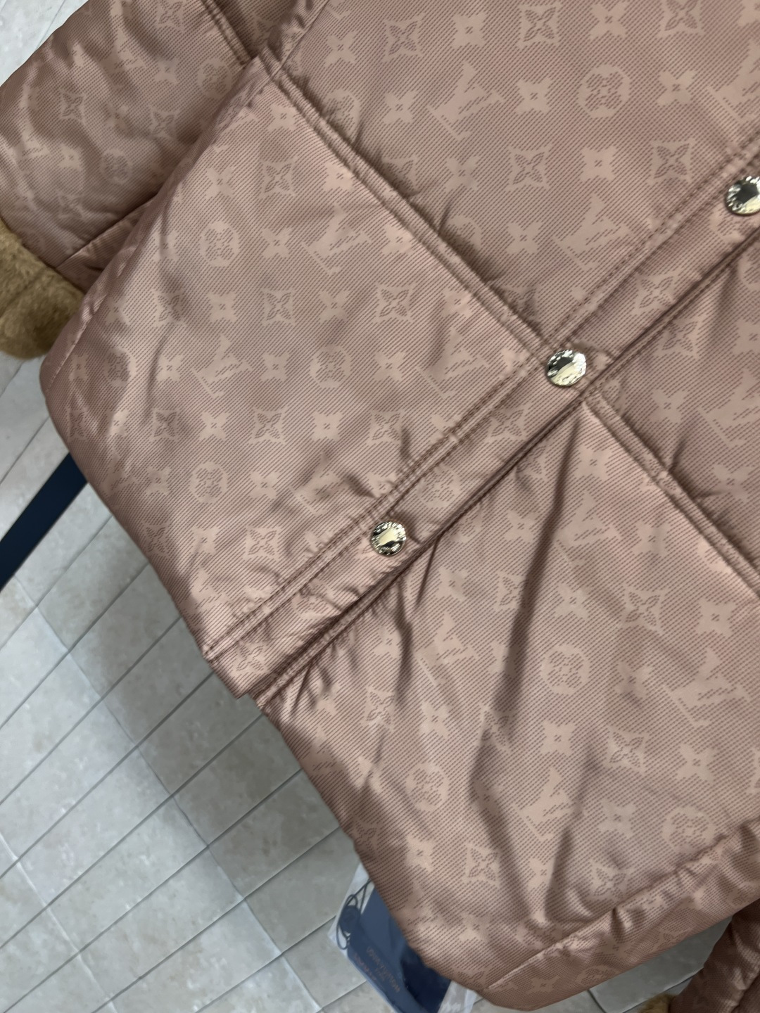 L家 25秋冬新款 老花圆领棉服 拼接毛毛衣袖配有logo五金搭扣装饰点缀上 身酷帅有型 经典老花图案面