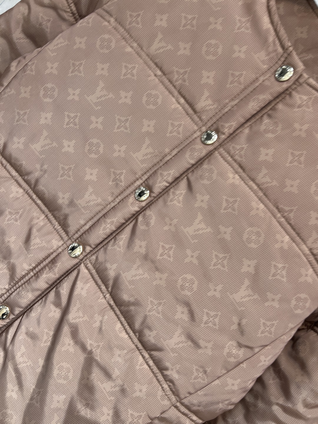 L家 25秋冬新款 老花圆领棉服 拼接毛毛衣袖配有logo五金搭扣装饰点缀上 身酷帅有型 经典老花图案面