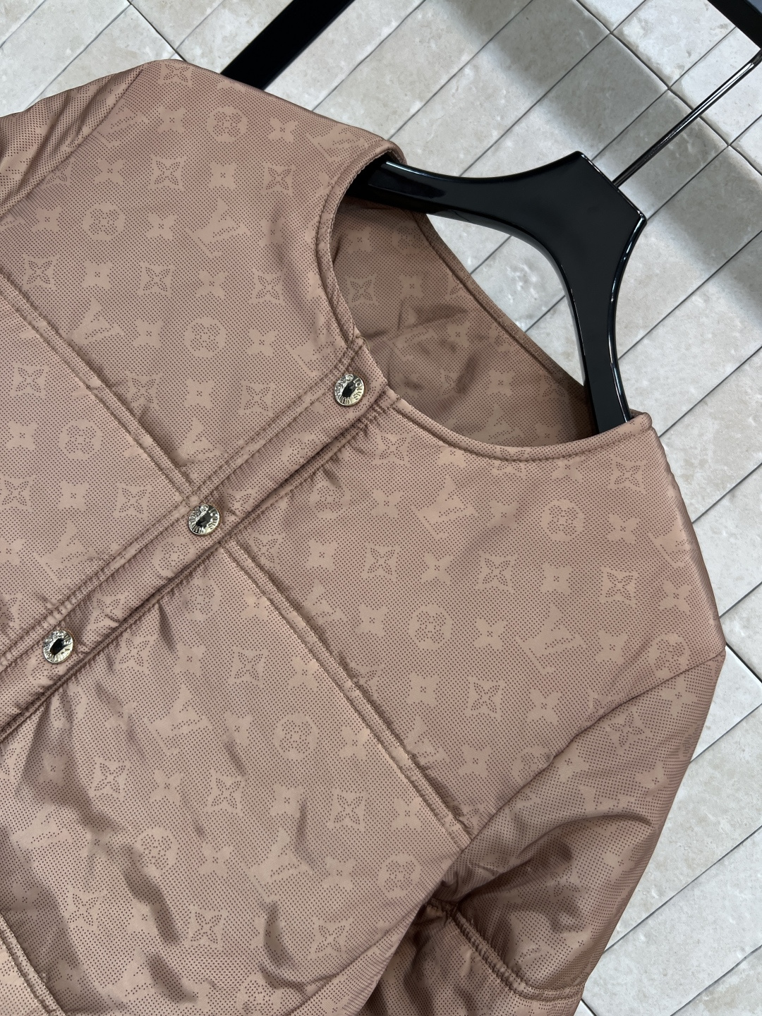 L家 25秋冬新款 老花圆领棉服 拼接毛毛衣袖配有logo五金搭扣装饰点缀上 身酷帅有型 经典老花图案面