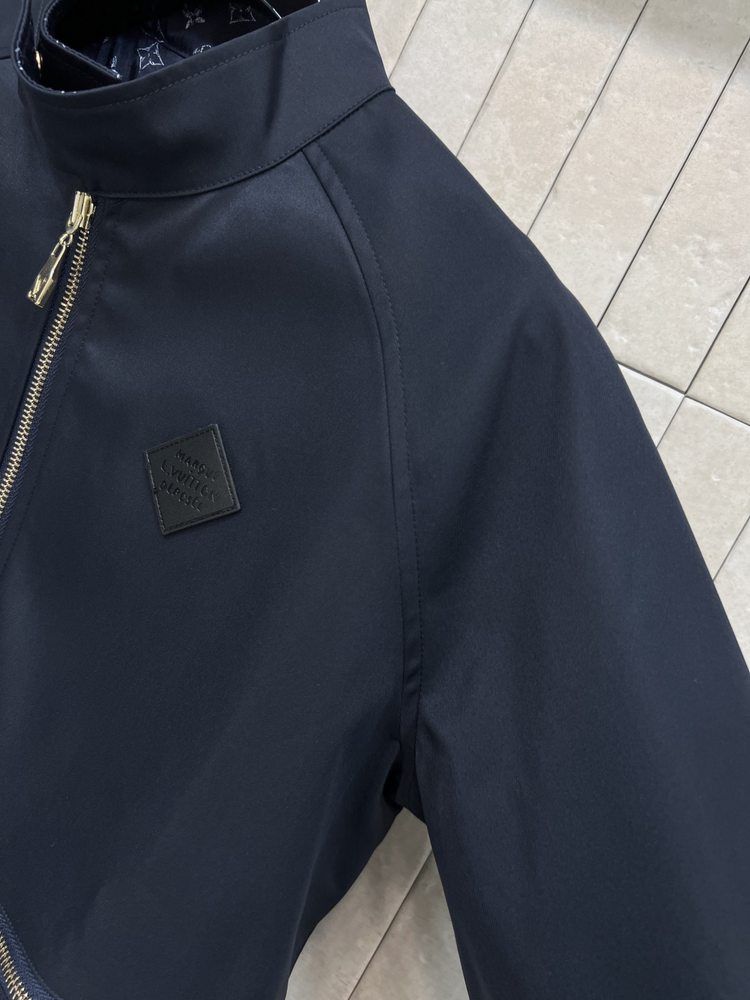 L家 25秋冬新款 双面立领夹克外套 双面变法穿 双面风格随意切换 一面是深蓝色设计 另一面是全幅 Mo