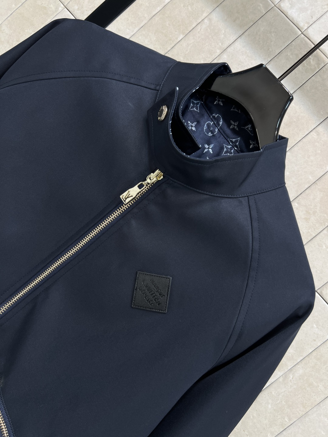 L家 25秋冬新款 双面立领夹克外套 双面变法穿 双面风格随意切换 一面是深蓝色设计 另一面是全幅 Mo