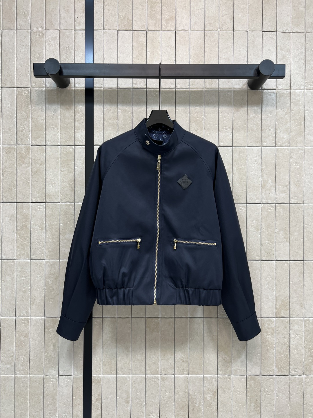 NO:545352,L's 25 autumn and winter new style, double-sided stand-up collar jacket, double-sided change-fitting, double-sided style switches at will, one side is dark blue design, the other side is full-frame Monogram pattern, classic jacket tailoring style, top-fitting and versatile, slim, essential items for temperamental young ladies, workmanship details are in place, one color, three-code Size/S-M-L,, louis vuitton, jackets & coats, jackets & coats, alexander wang19860909L家 25秋冬新款 双面立领夹克外套 双面变法穿 双面风格随意切换 一面是深蓝色设计 另一面是全幅 Monogram 图案 经典夹克剪裁版型上身帅气百搭又显瘦 气质小姐姐必备单品 做工细节到位 一色三码Size/S-M-L,,louis vuitton,jackets & coats,jackets & coats,alexander wang,Women's clothing