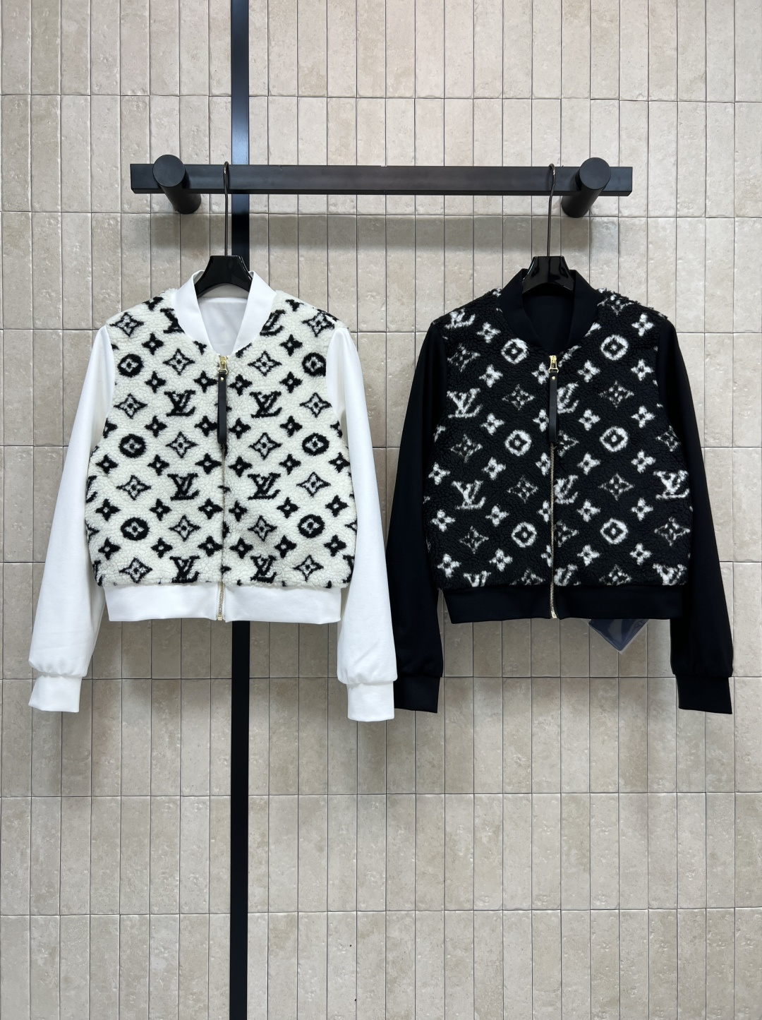 NO:544376,L's 25 autumn and winter new style, old-fashioned lamb fur splicing jacket with autumn and winter atmosphere, handsome and fashionable silhouette can be easily matched, short design, easy to divide body proportions, visual legs are 1.8 meters long, fashionable and warm, both casually matched, two colors and three codes Size/S-M-L,,louis vuitton, jackets & coats, jackets & coats, alexander wang19860909L家 25秋冬新款 老花羊羔毛拼接夹克外套 自带秋冬气氛 帅气时髦廓形随意搭配就能刷爆回头率 短款设计 轻松分割身材比例 视觉腿长一米八 时髦保暖兼顾随便搭配都不错 两色三码 Size/S-M-L,,louis vuitton,jackets & coats,jackets & coats,alexander wang,Women's clothing