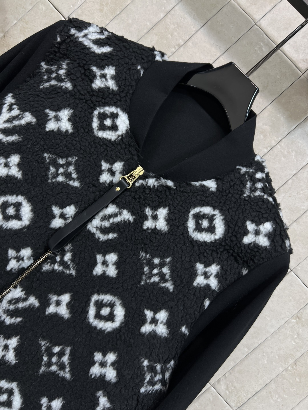 L家 25秋冬新款 老花羊羔毛拼接夹克外套 自带秋冬气氛 帅气时髦廓形随意搭配就能刷爆回头率 短款设计 