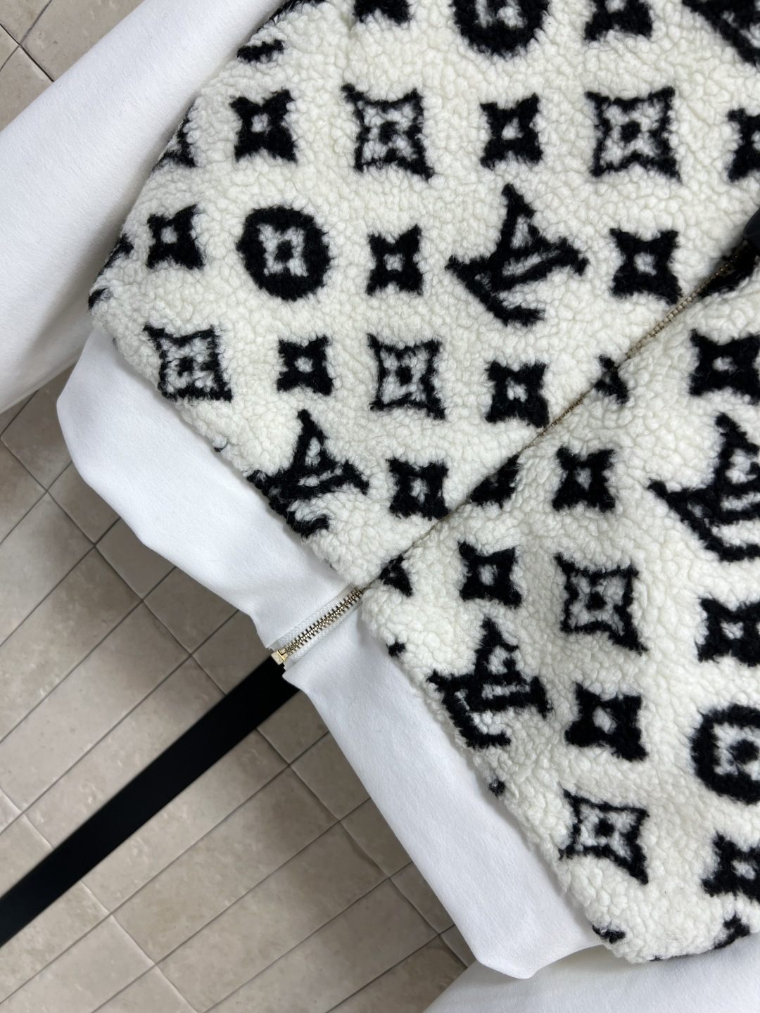 L家 25秋冬新款 老花羊羔毛拼接夹克外套 自带秋冬气氛 帅气时髦廓形随意搭配就能刷爆回头率 短款设计 