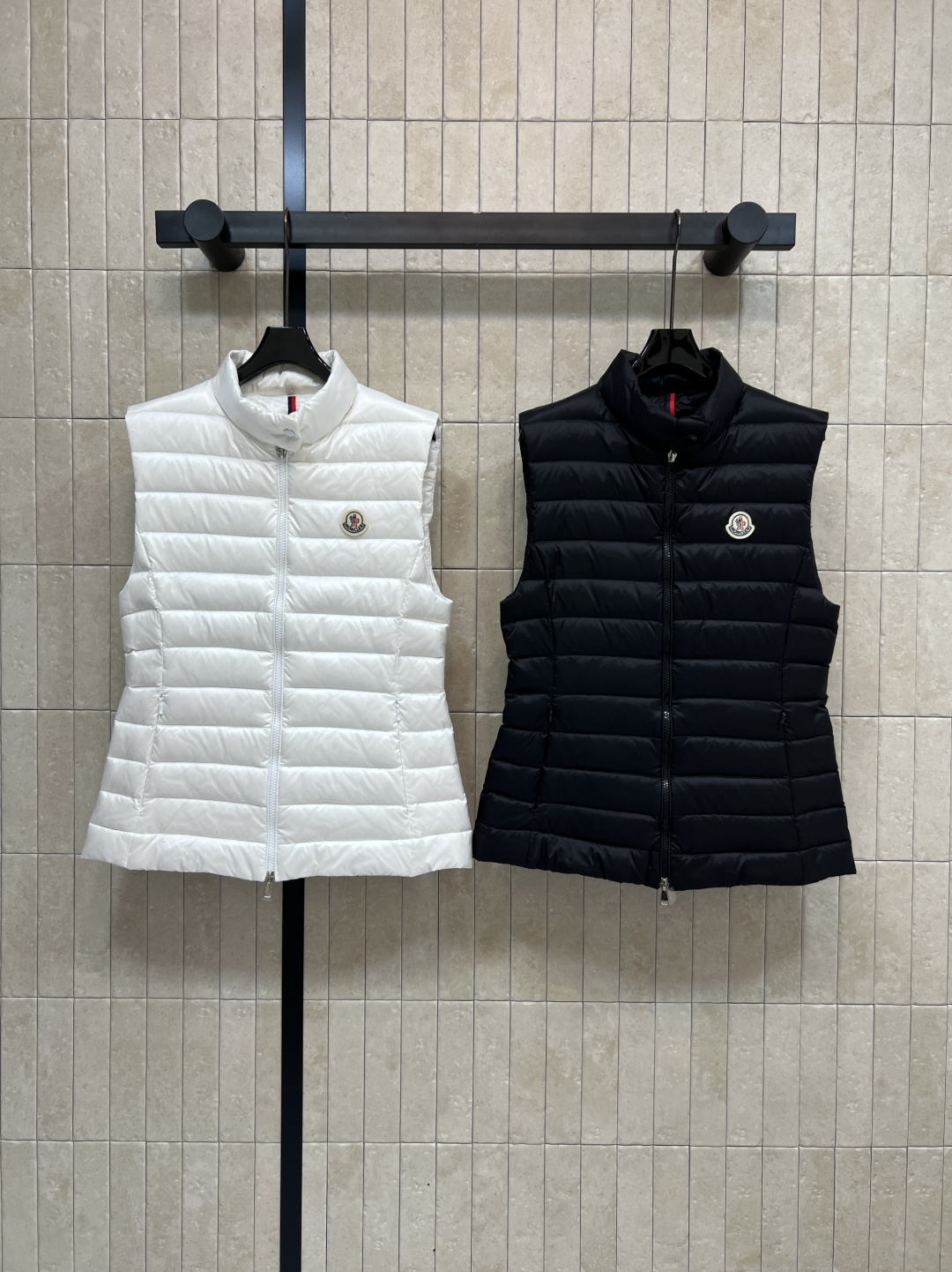 NO:545366,With dust bag M home 25 autumn and winter new style, stand-up collar thin down vest, classic stand-up collar, capable and neat, vest is definitely a must-have item for keeping warm and slimming, classic brand logo embellishment on the chest, classic waist-hugging style integrated with modern design, national standard 90 white goose down lining, warm protection, must-have high-temperature artifact for autumn and winter, two colors and four codes 1-2-3-4,, down jacket, alexander wang19860909配防尘袋M家 25秋冬新款 立领薄款羽绒马甲 经典小立领 干练利落 马甲绝对是保暖又显瘦的必备单品 胸前经典的品牌徽标点缀 融合现代设计的经典收腰款版型 国标90白鹅绒加衬给予温暖防护 秋冬必备显高保暖神器 两色四码1-2-3-4,,down jacket,alexander wang,Women's clothing