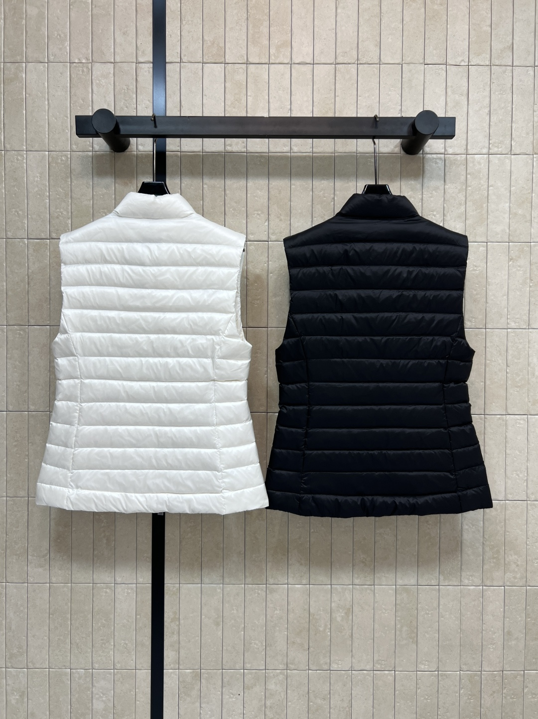 M家 25秋冬新款 立领薄款羽绒马甲 经典小立领 干练利落 马甲绝对是保暖又显瘦的必备单品 胸前经典的品