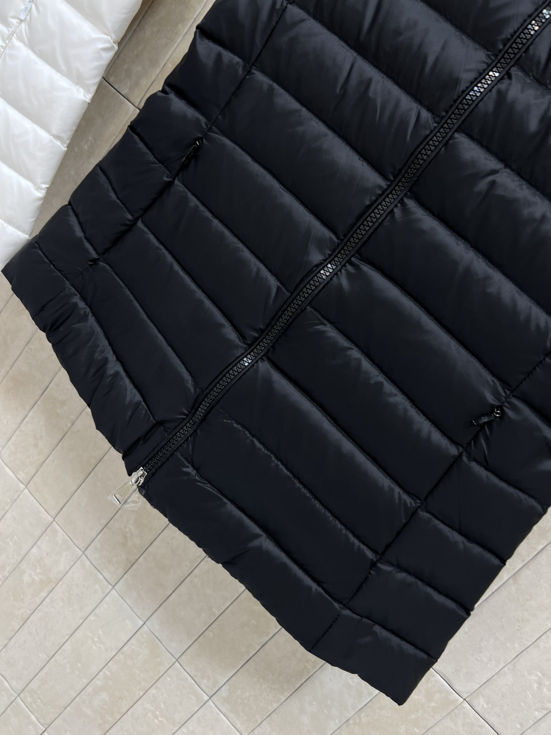 M家 25秋冬新款 立领薄款羽绒马甲 经典小立领 干练利落 马甲绝对是保暖又显瘦的必备单品 胸前经典的品