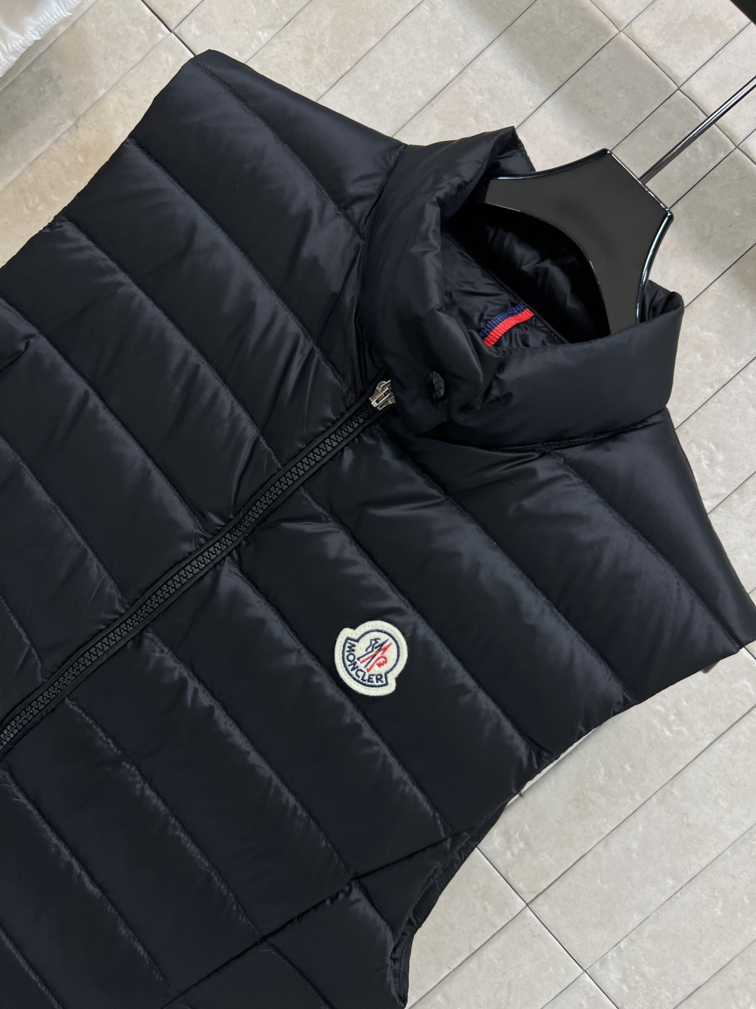 M家 25秋冬新款 立领薄款羽绒马甲 经典小立领 干练利落 马甲绝对是保暖又显瘦的必备单品 胸前经典的品