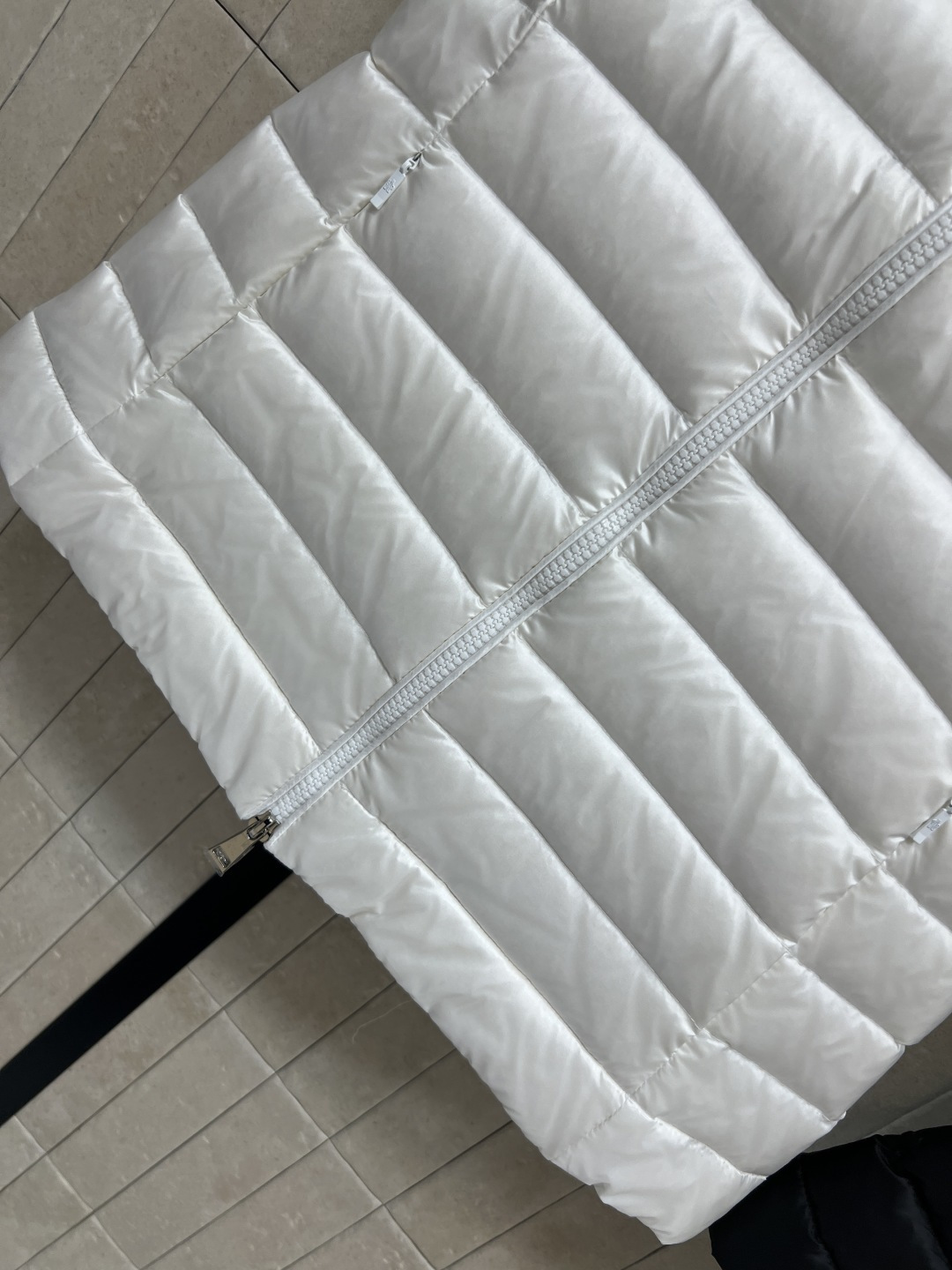 M家 25秋冬新款 立领薄款羽绒马甲 经典小立领 干练利落 马甲绝对是保暖又显瘦的必备单品 胸前经典的品