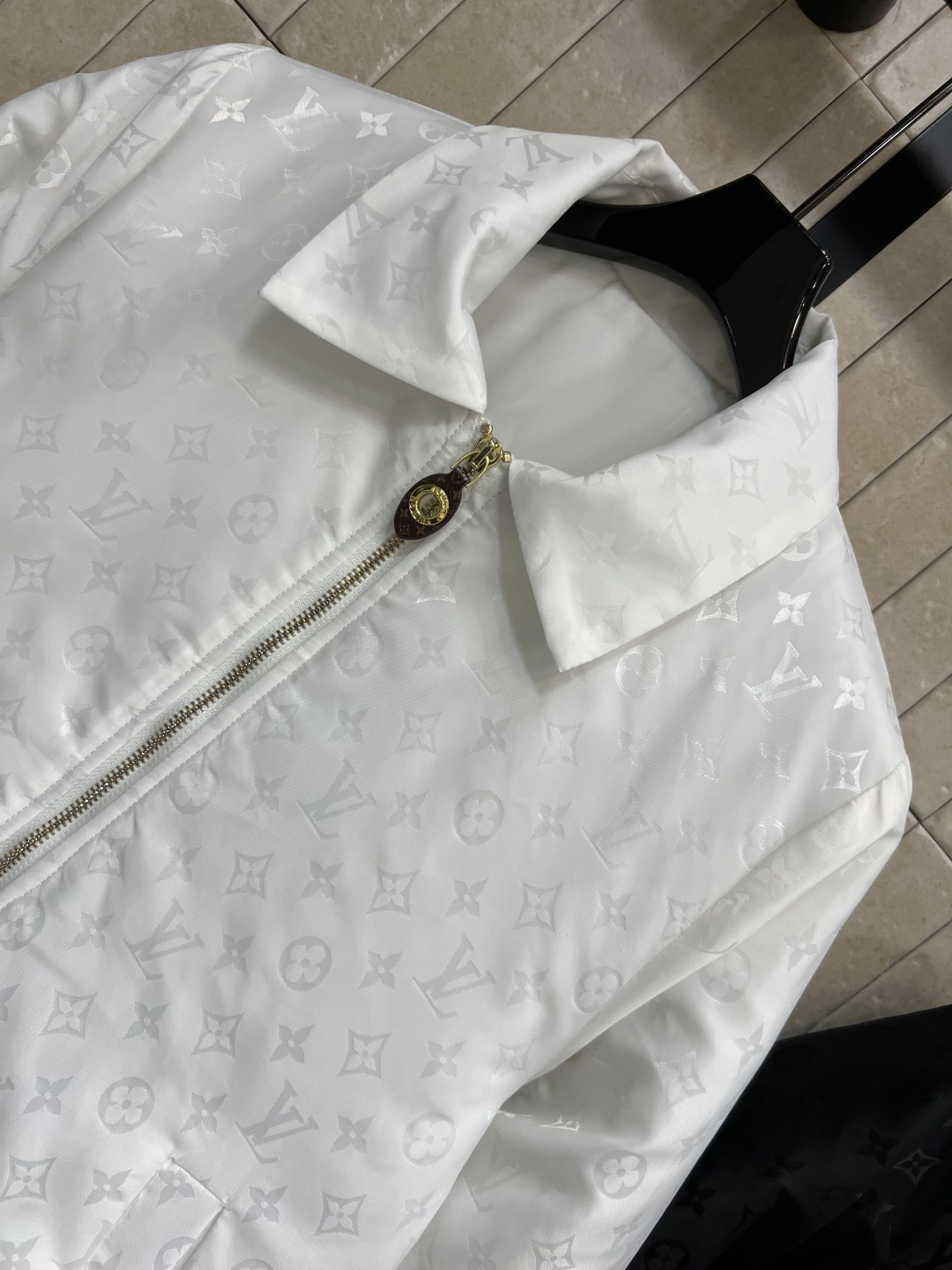 L家 25秋冬新款 老花翻领棉服 拼接毛毛衣袖配有logo五金搭扣装饰点缀上 身酷帅有型 经典老花图案面