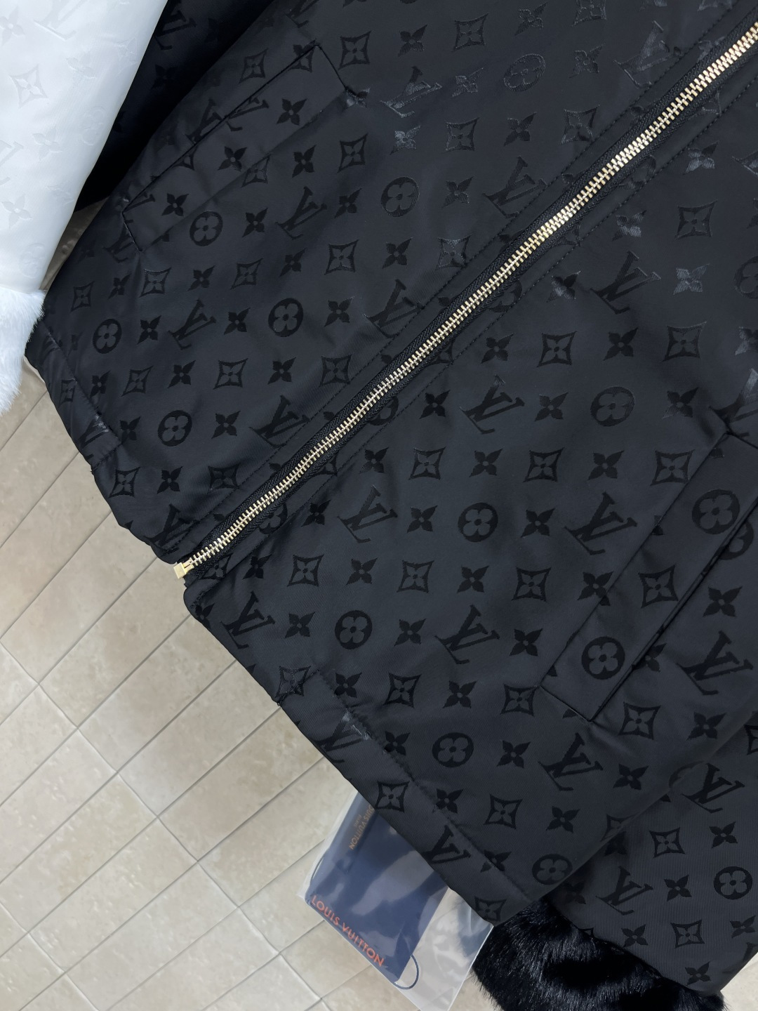 L家 25秋冬新款 老花翻领棉服 拼接毛毛衣袖配有logo五金搭扣装饰点缀上 身酷帅有型 经典老花图案面