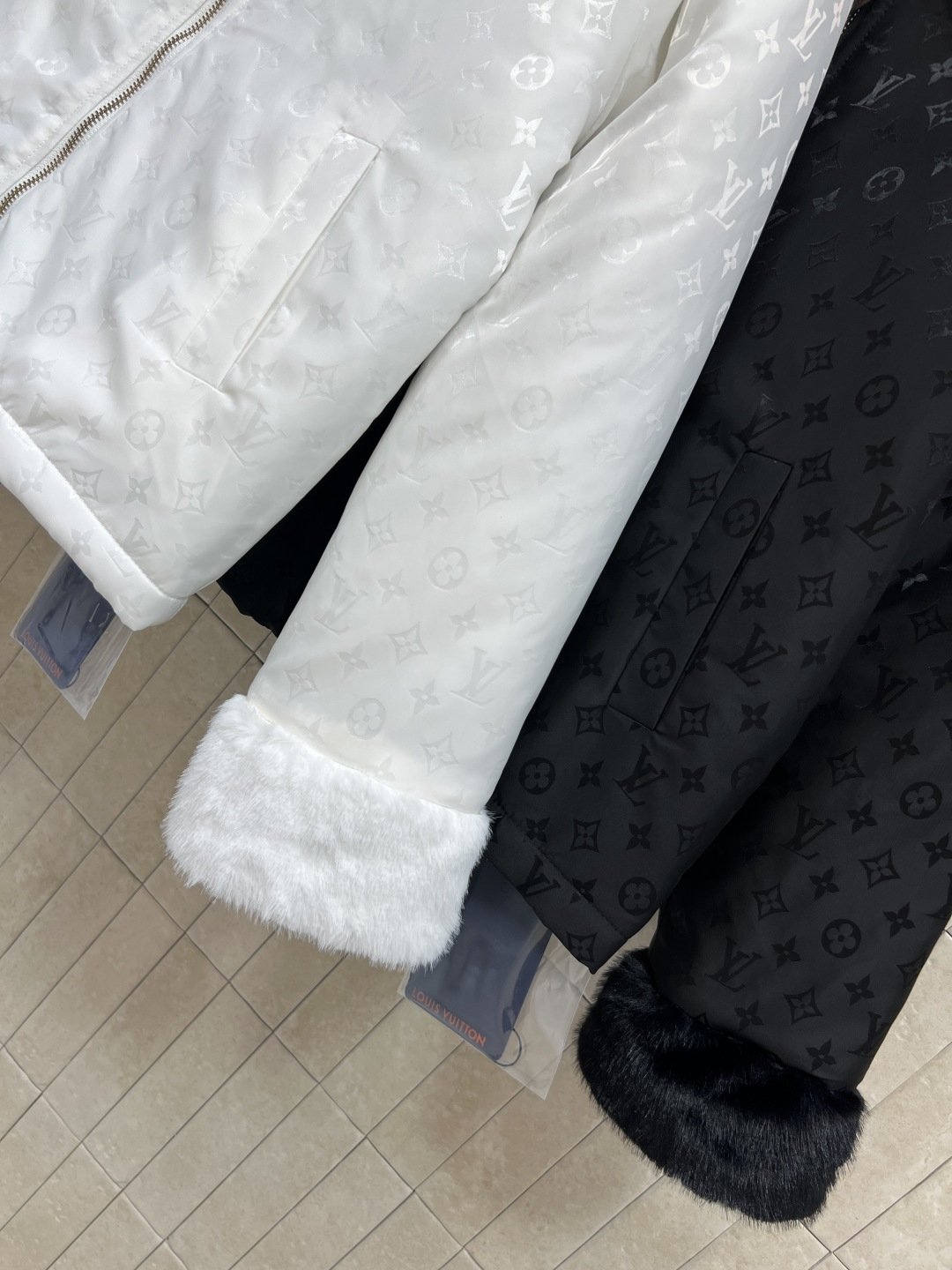 L家 25秋冬新款 老花翻领棉服 拼接毛毛衣袖配有logo五金搭扣装饰点缀上 身酷帅有型 经典老花图案面