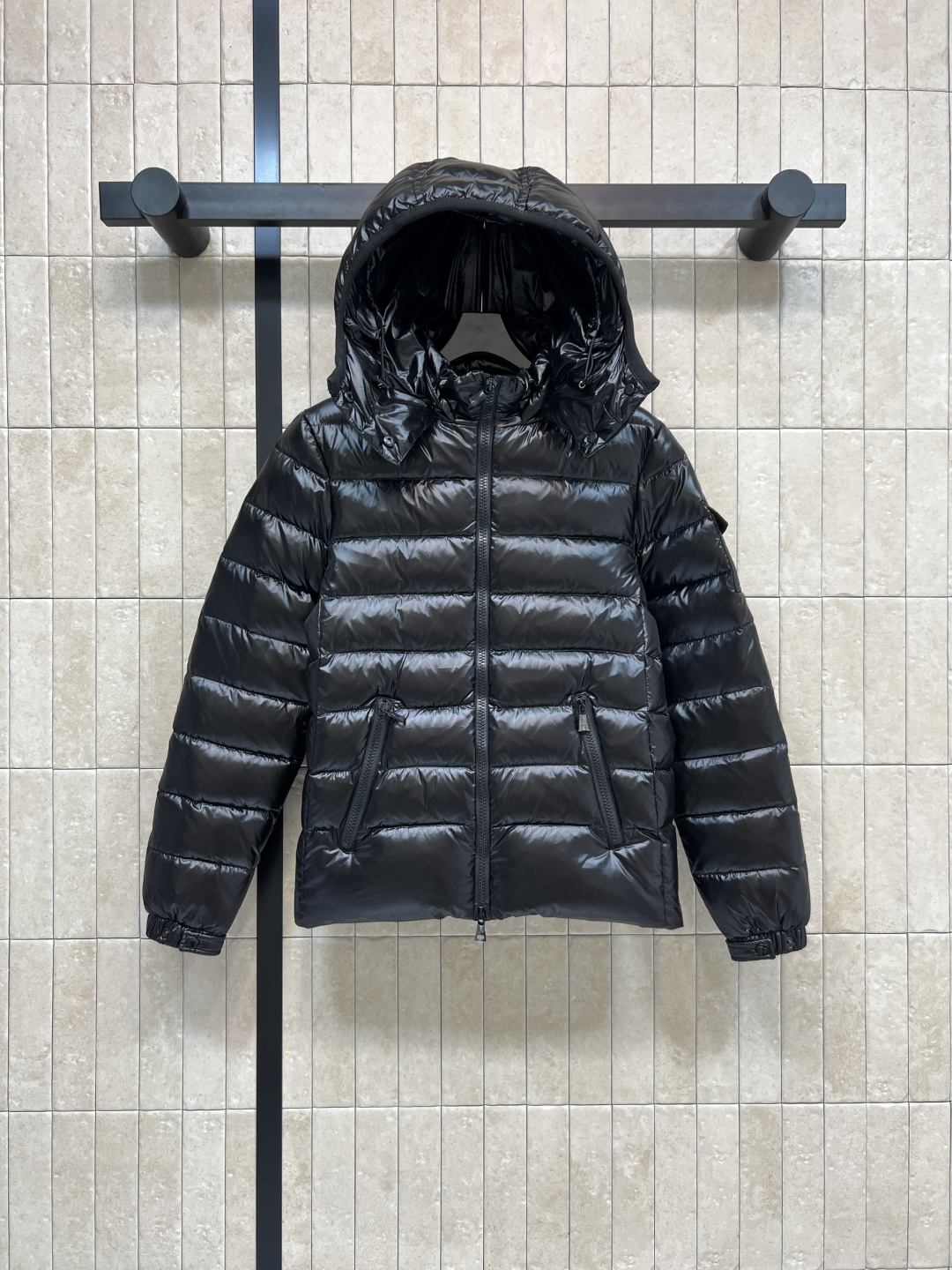 NO:545374,With dust bag M home 25 autumn and winter new style, hooded waist-hugging down jacket, removable hooded stand-up collar design, slim down jacket upper body warming stove national standard, 90 velvet filling, upper body is properly warm, rectangular shiny quilting line, back waist-hugging design, use high technology to interpret the graceful body shape of women, and well outline the waistline Imported gallbladder cloth, high density, super soft and diamond-proof velvet, good feel, high grade, good restoration, high rebound force!  Two colors and four codes 1-2-3-4,,down jacket,hats,alexander wang19860909配防尘袋M家 25秋冬新款 连帽收腰 羽绒服 可拆卸连帽立领设计 修身羽绒服上身暖炉效果国标 90绒填充 上身妥妥的保暖 长方条亮面绗线 后背收腰设计 用高科技解读女性婀娜多姿的体形 很好的勾勒出腰线 进口胆布 高密度超软且防钻绒 手感好 档次高 恢复性好 回弹力高！两色四码 1-2-3-4,,down jacket,hats,alexander wang,Women's clothing