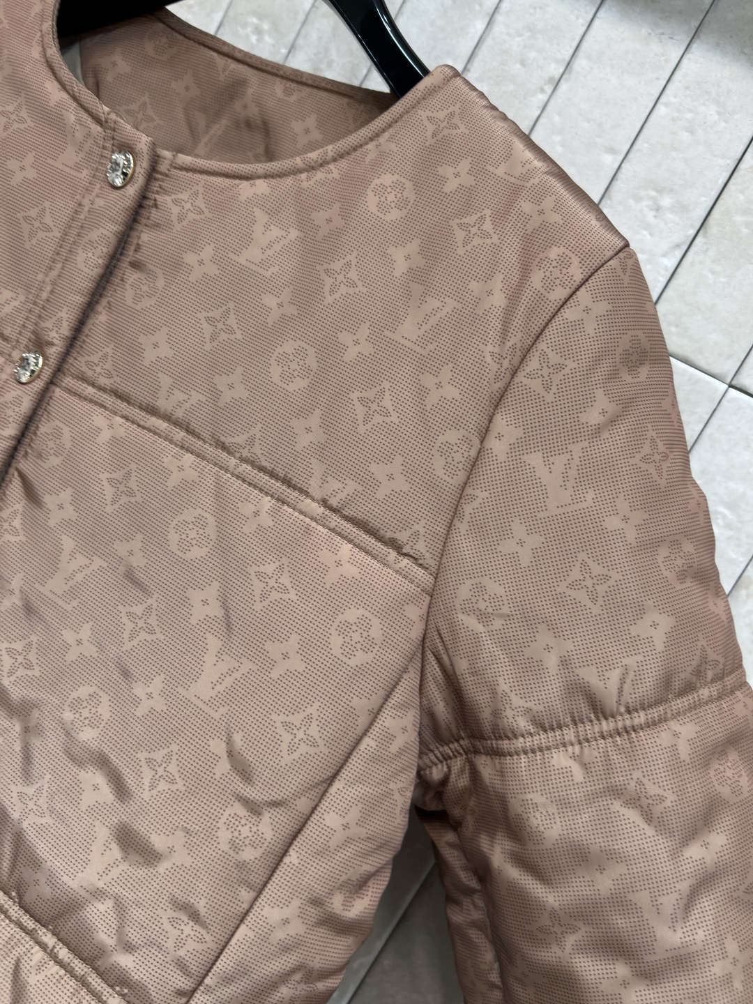 L家 25秋冬新款 老花圆领棉服 拼接毛毛衣袖配有logo五金搭扣装饰点缀上 身酷帅有型 经典老花图案面