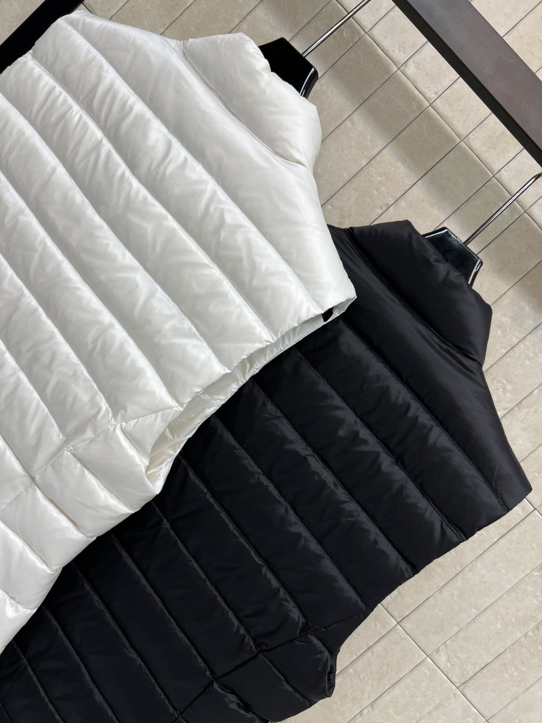 M家 25秋冬新款 立领薄款羽绒马甲 经典小立领 干练利落 马甲绝对是保暖又显瘦的必备单品 胸前经典的品