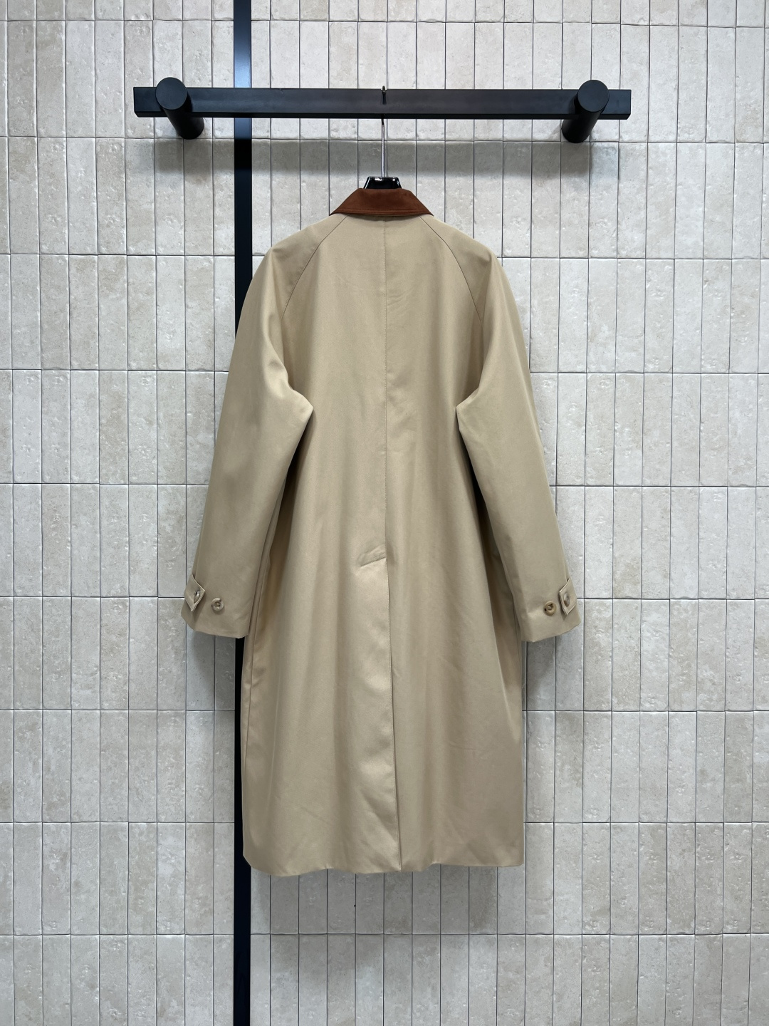 25秋冬新款 鹿皮绒翻领卡其色风衣 隐藏式单排扣开襟 扣式贴边口袋 扣拌袖口 经典格纹里衬 高级感拉满 