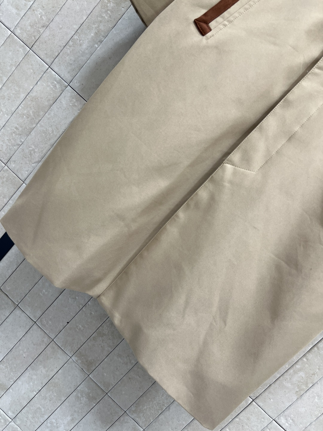 25秋冬新款 鹿皮绒翻领卡其色风衣 隐藏式单排扣开襟 扣式贴边口袋 扣拌袖口 经典格纹里衬 高级感拉满 