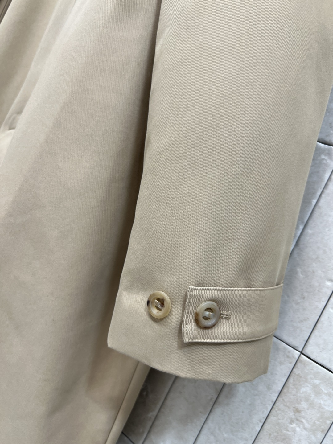 25秋冬新款 鹿皮绒翻领卡其色风衣 隐藏式单排扣开襟 扣式贴边口袋 扣拌袖口 经典格纹里衬 高级感拉满 