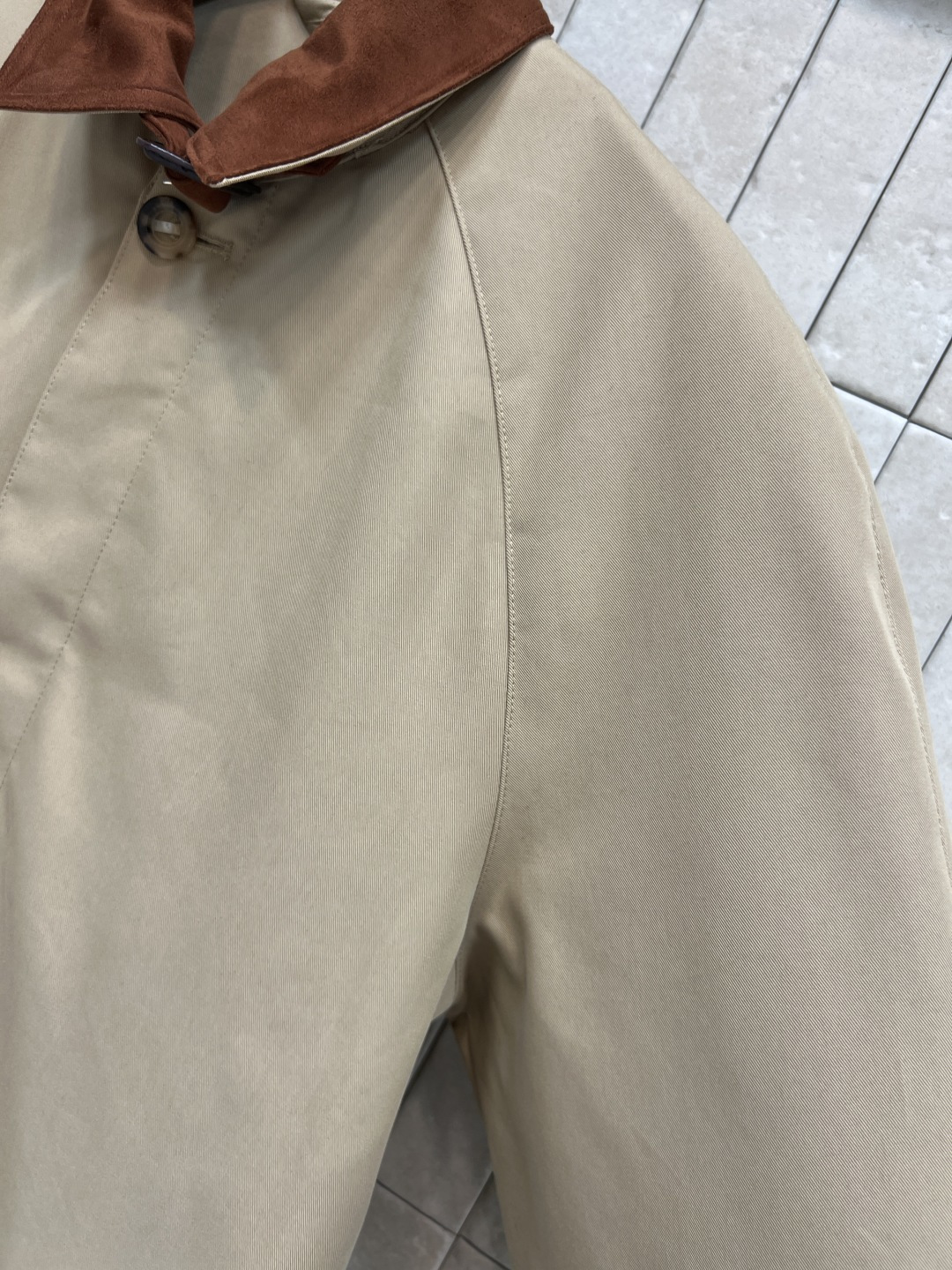 25秋冬新款 鹿皮绒翻领卡其色风衣 隐藏式单排扣开襟 扣式贴边口袋 扣拌袖口 经典格纹里衬 高级感拉满 