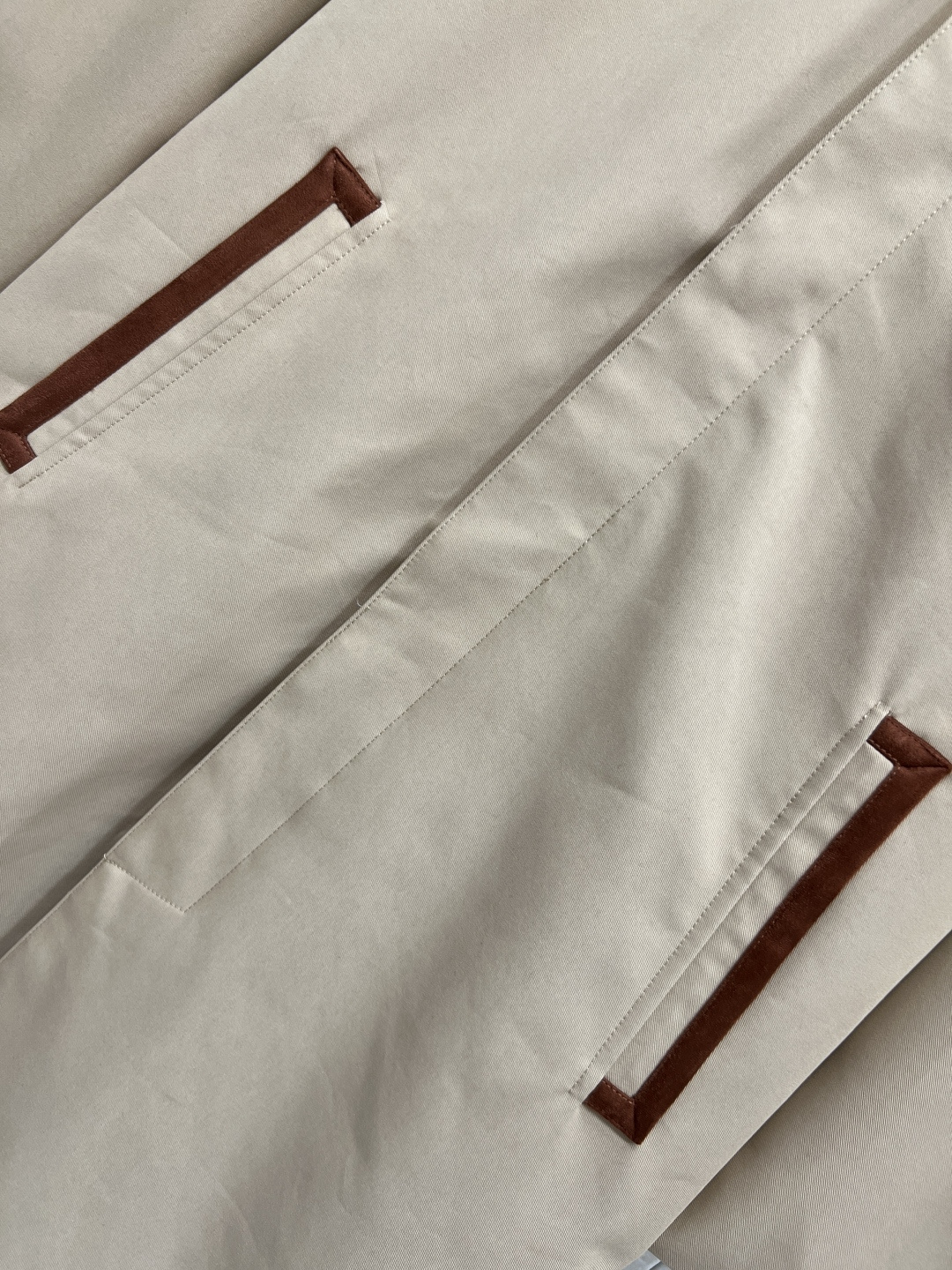 25秋冬新款 鹿皮绒翻领卡其色风衣 隐藏式单排扣开襟 扣式贴边口袋 扣拌袖口 经典格纹里衬 高级感拉满 