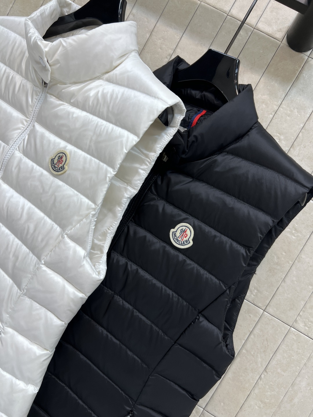 M家 25秋冬新款 立领薄款羽绒马甲 经典小立领 干练利落 马甲绝对是保暖又显瘦的必备单品 胸前经典的品