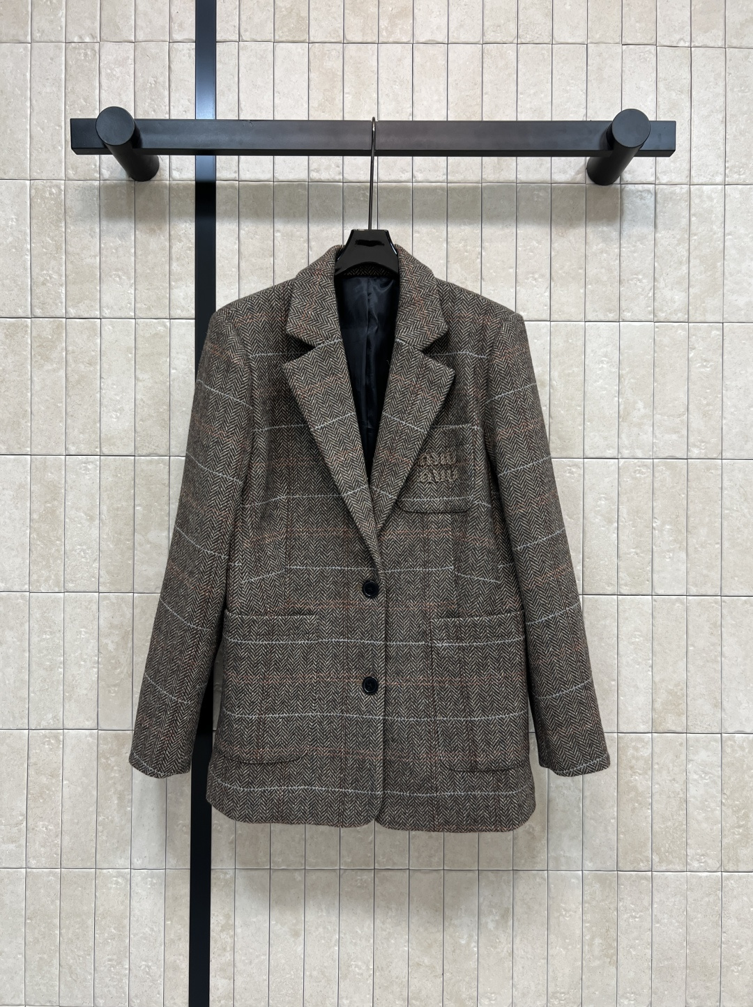 NO:545392,MIu Home 25 autumn and winter new style British style retro style plaid suit jacket full of autumn and winter Feel Strong retro style silhouette stylish intellectual and handsome temperament silhouette tailoring design Very inclusive with shoulder pads Special confidence when worn Customized colored fabric texture online One color three codes Size/S-M-L,,miumiu,jackets & coats,business suit,alexander wang19860909MIu家 25秋冬新款 英伦风复古范 格纹西装外套 充满秋冬Feel 浓浓的复古范 可飒可时髦 知性帅气气质感 廓形感剪裁设计 很有包容性 带有垫肩 穿起来特别自信感 定制色织面料 质感在线 一色三码 Size/S-M-L,,miumiu,jackets & coats,business suit,alexander wang,Women's clothing