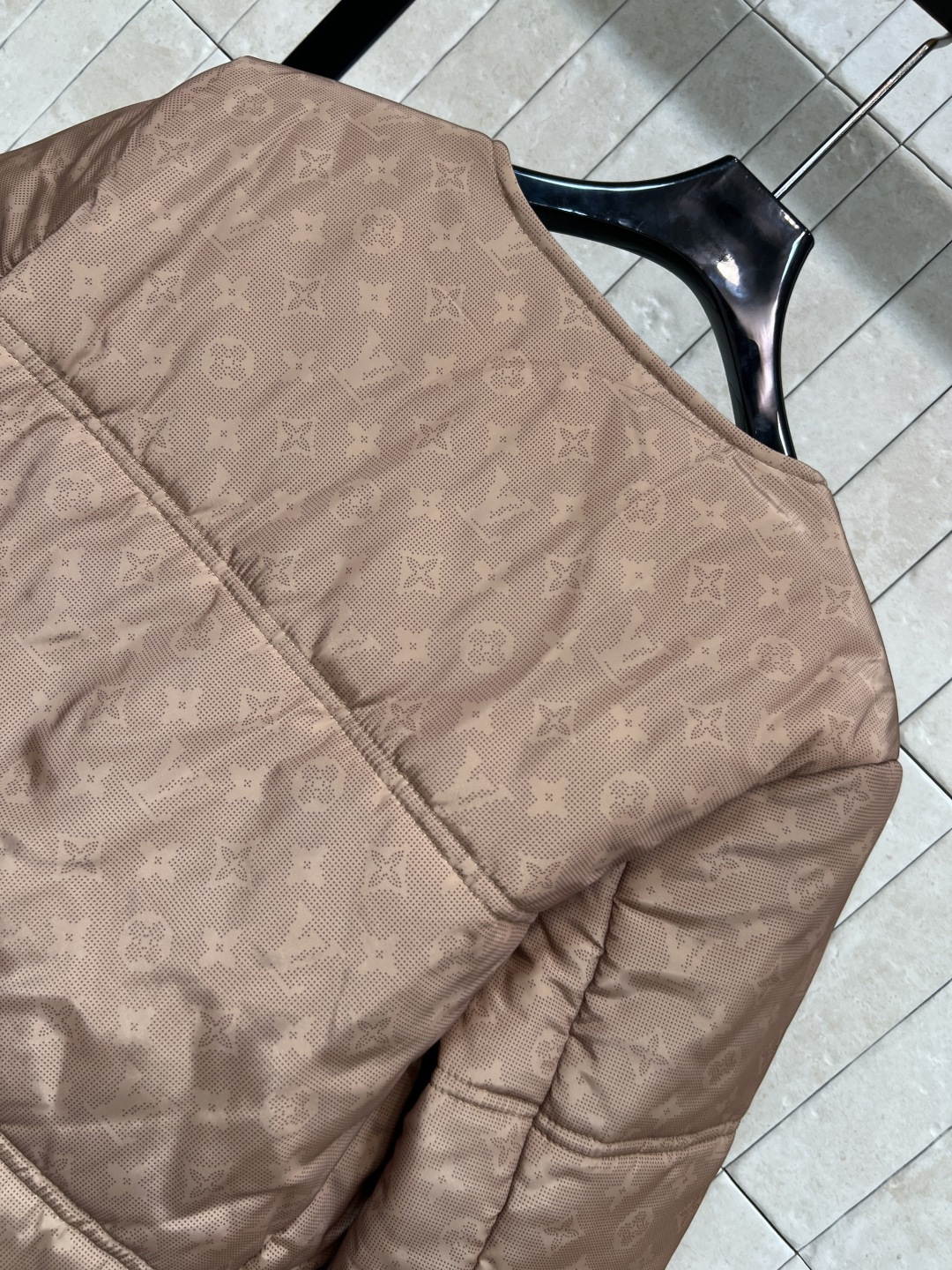 L家 25秋冬新款 老花圆领棉服 拼接毛毛衣袖配有logo五金搭扣装饰点缀上 身酷帅有型 经典老花图案面