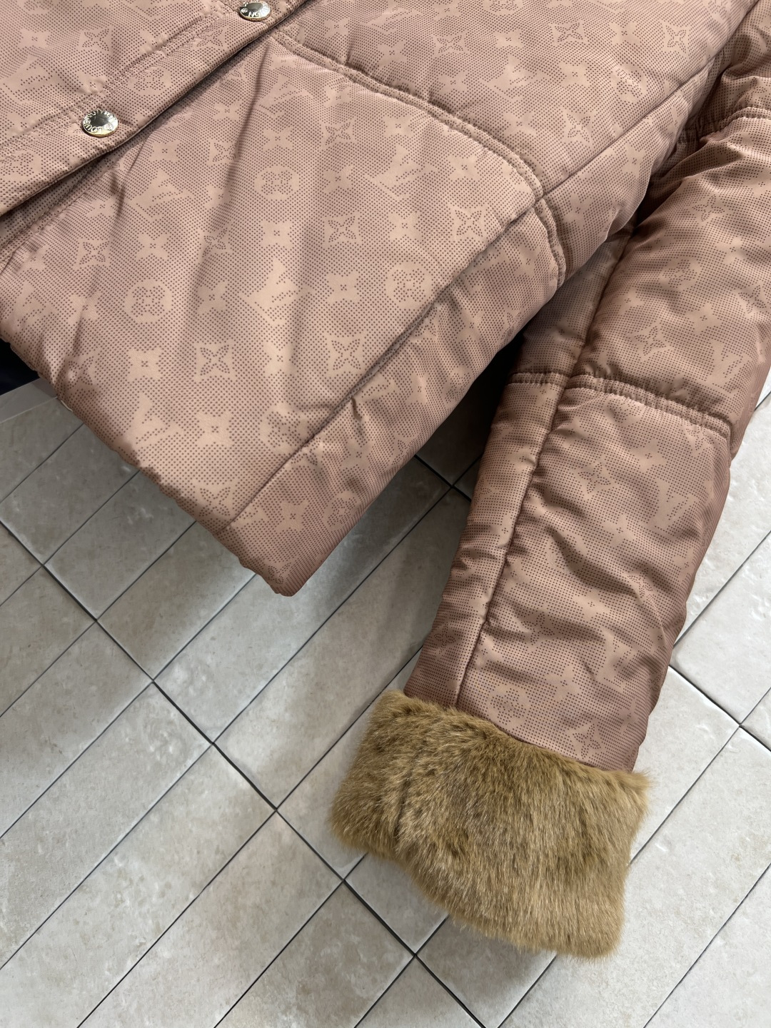 L家 25秋冬新款 老花圆领棉服 拼接毛毛衣袖配有logo五金搭扣装饰点缀上 身酷帅有型 经典老花图案面