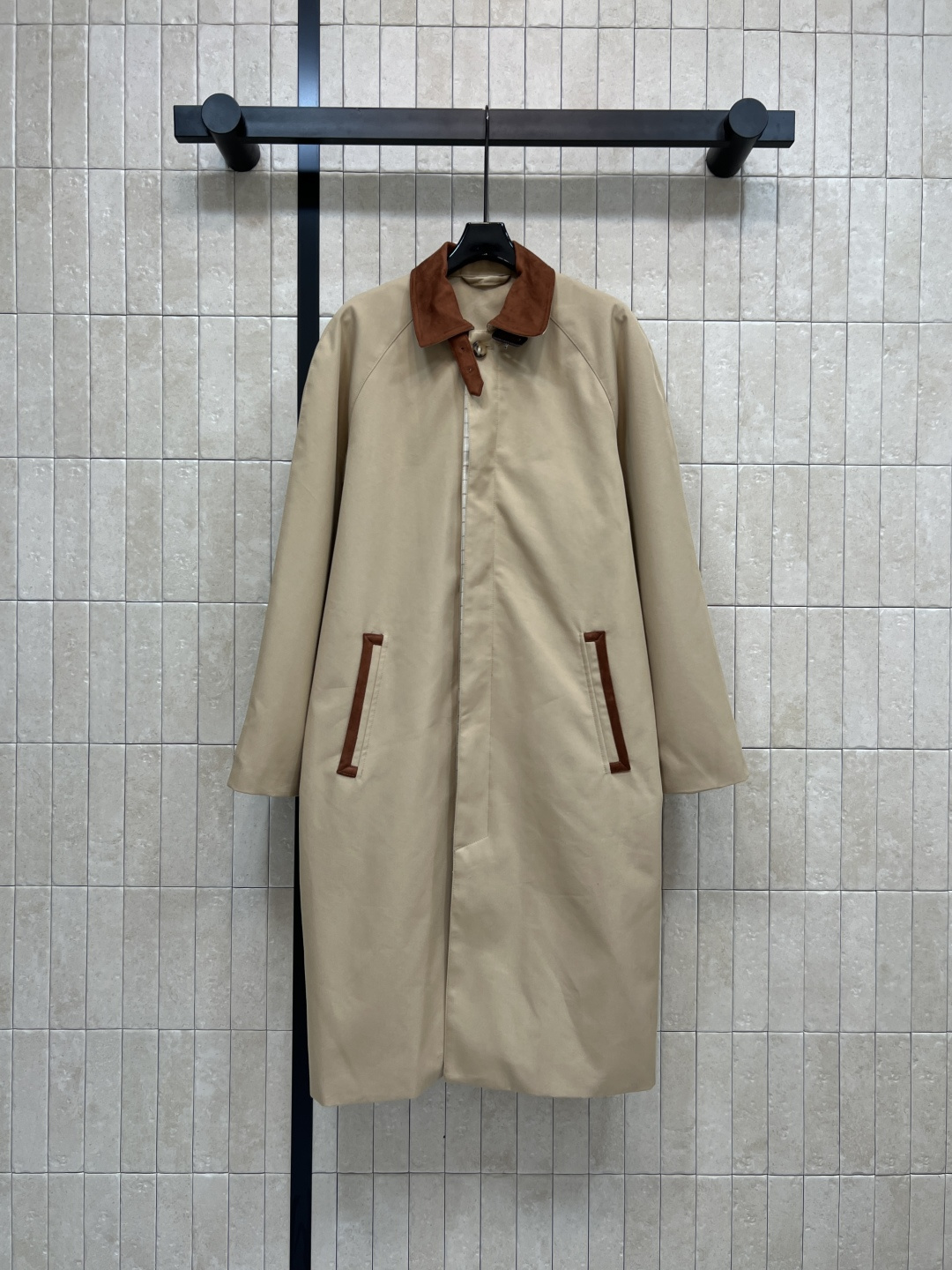 NO:545416,New autumn and winter styles, deerskin lapel khaki windbreaker, hidden single-breasted placket, buttoned-up pocket, buttoned cuff, classic check lining, high-end feel, no too much decoration, simple and fashionable, temperamental deerskin lapel decoration, double pocket embellishment, fabric windproof and warm, excellent texture, wearing this windbreaker in autumn is simply too cool, the main feature is cool and not picky, the workmanship quality depends on the details, one color three,, alexander wang19860909秋冬新款 鹿皮绒翻领卡其色风衣 隐藏式单排扣开襟 扣式贴边口袋 扣拌袖口 经典格纹里衬 高级感拉满 没有过多的装饰 素雅时髦 气质鹿皮绒翻领修饰 双口袋点缀 面料防风保暖 质感极佳 秋天穿这件风衣简直太酷拉 主打的酷飒不挑人 做工品质看细节 一色三,,alexander wang,Women's clothing